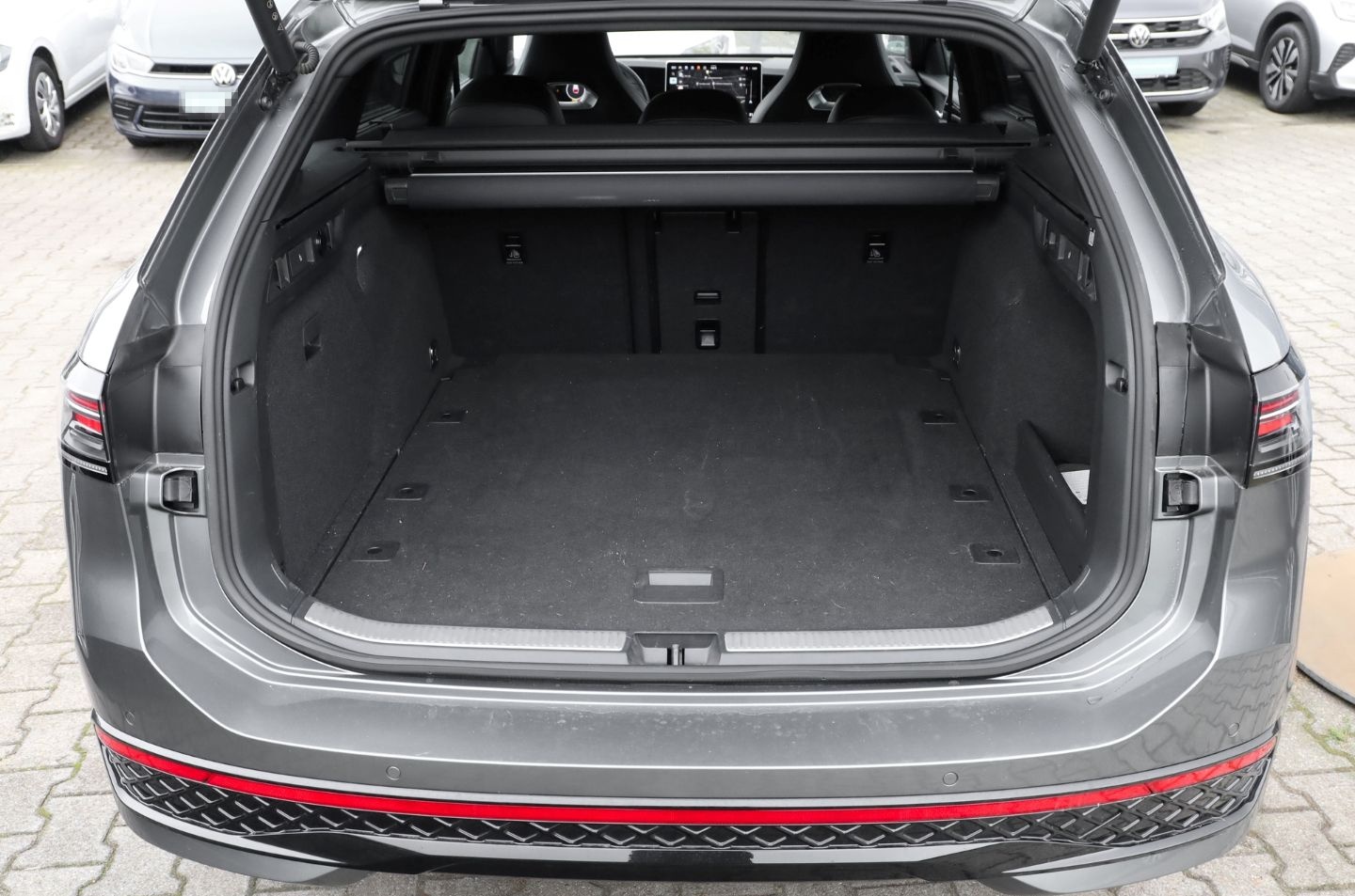Volkswagen Passat R-LINE 2.0 TDI DSG AHK STAND-HZ LED-MATRI foto 11