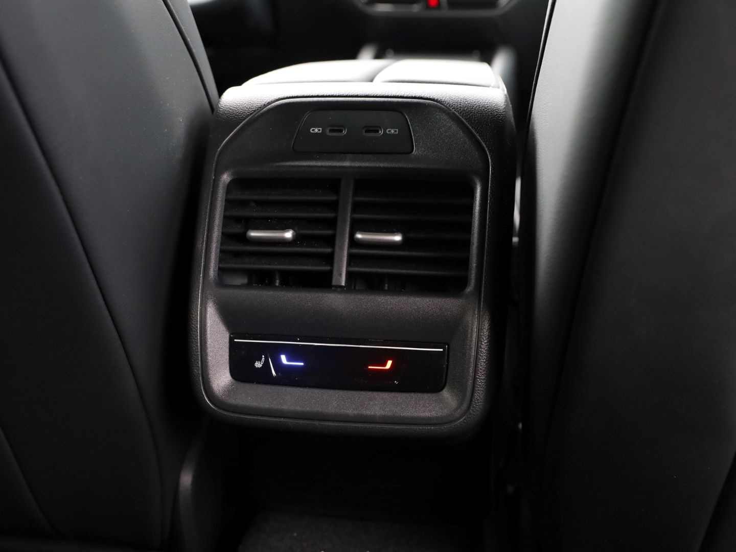 Volkswagen Passat R-LINE 2.0 TDI DSG AHK STAND-HZ LED-MATRI foto 13