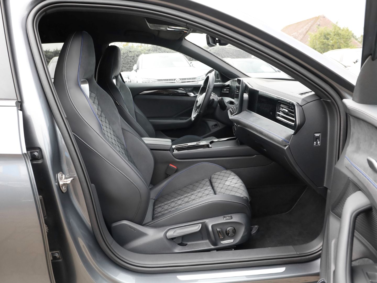 Volkswagen Passat R-LINE 2.0 TDI DSG AHK STAND-HZ LED-MATRI foto 3