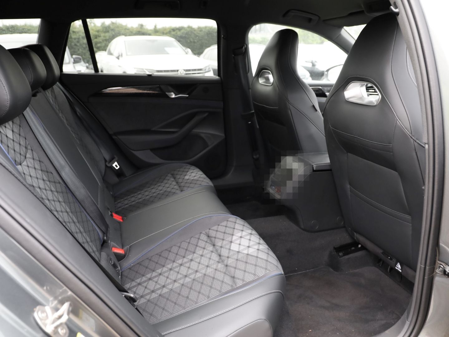 Volkswagen Passat R-LINE 2.0 TDI DSG AHK STAND-HZ LED-MATRI foto 4
