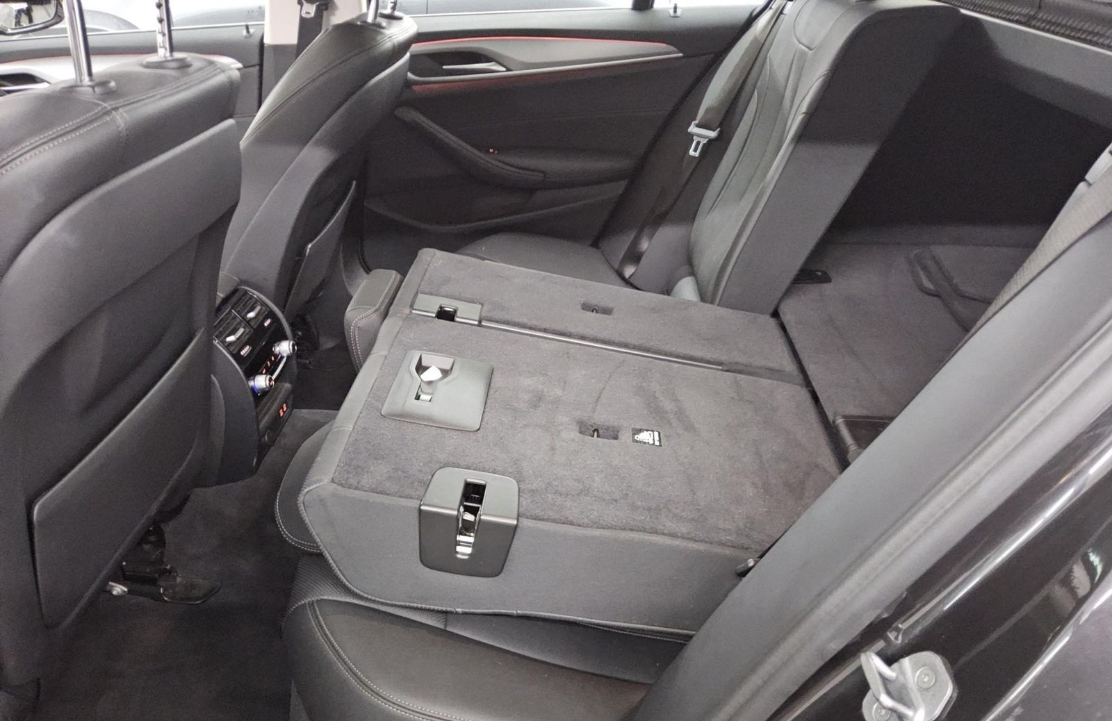 BMW 520dA Touring Leder Navi LED LC+ Pano 360° foto 13