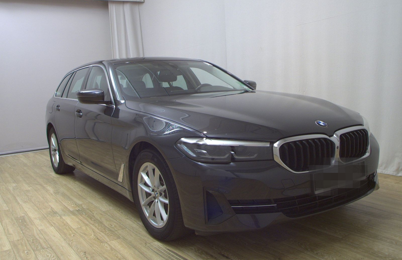 BMW 520dA Touring Leder Navi LED LC+ Pano 360° foto 3