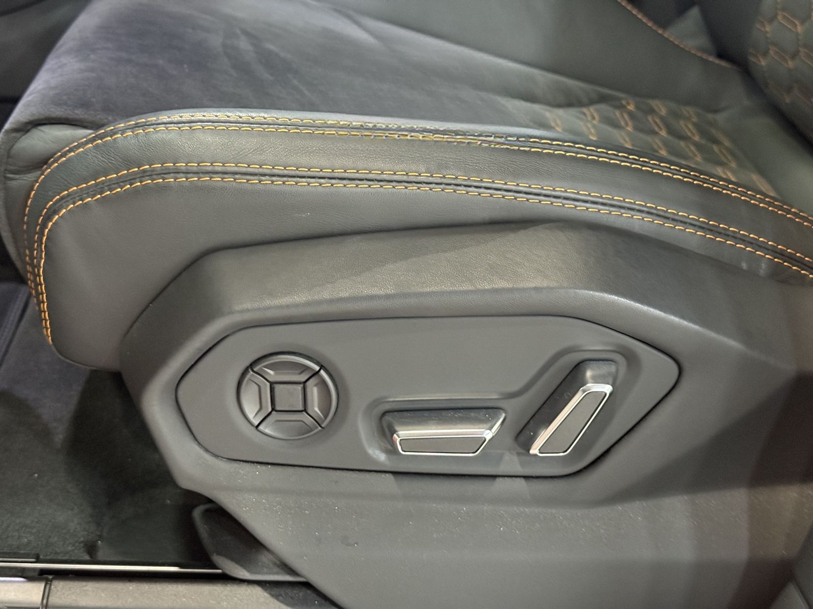 Lamborghini Urus Carbon Paket Interieur&Exterieur +PANO+B&O+ foto 17