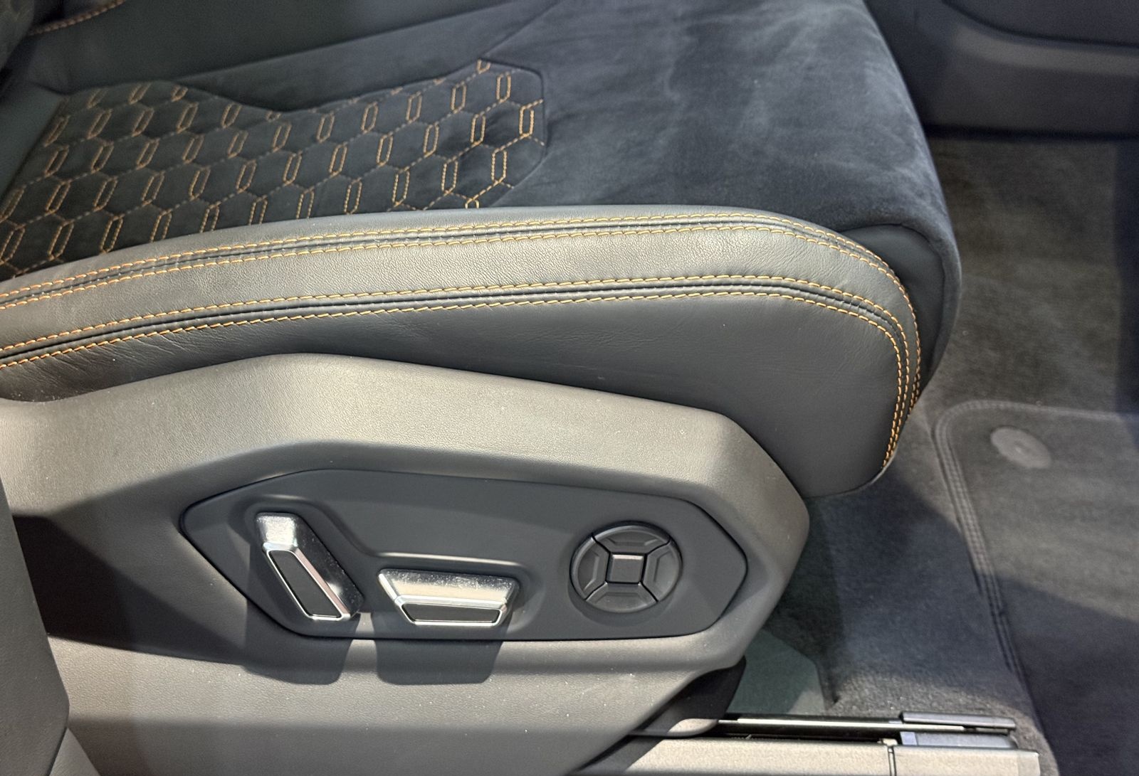 Lamborghini Urus Carbon Paket Interieur&Exterieur +PANO+B&O+ foto 21