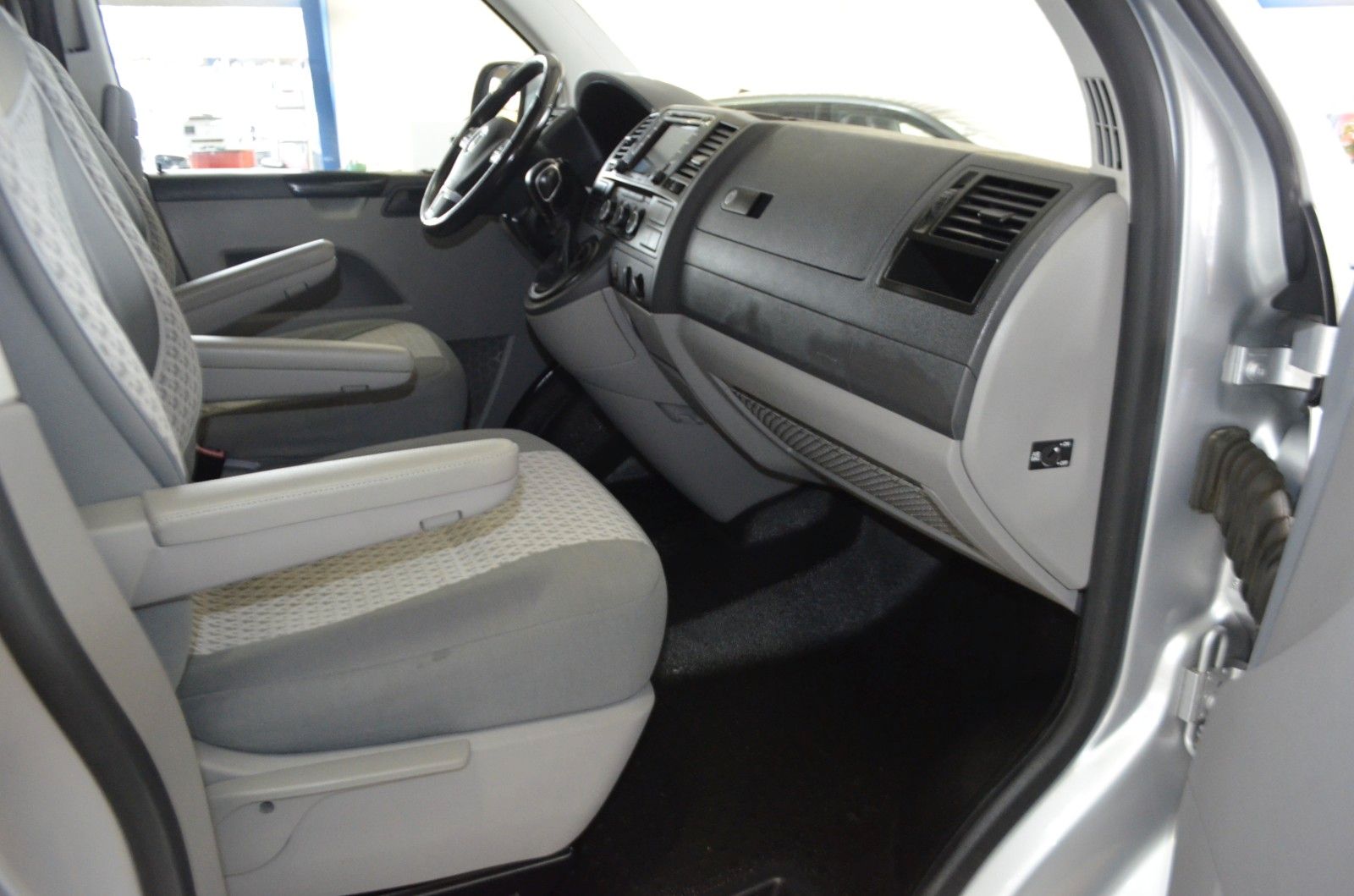 Volkswagen T5 Caravelle Kombi AUTOMATIK / 8.SITZER / R-KAM foto 10