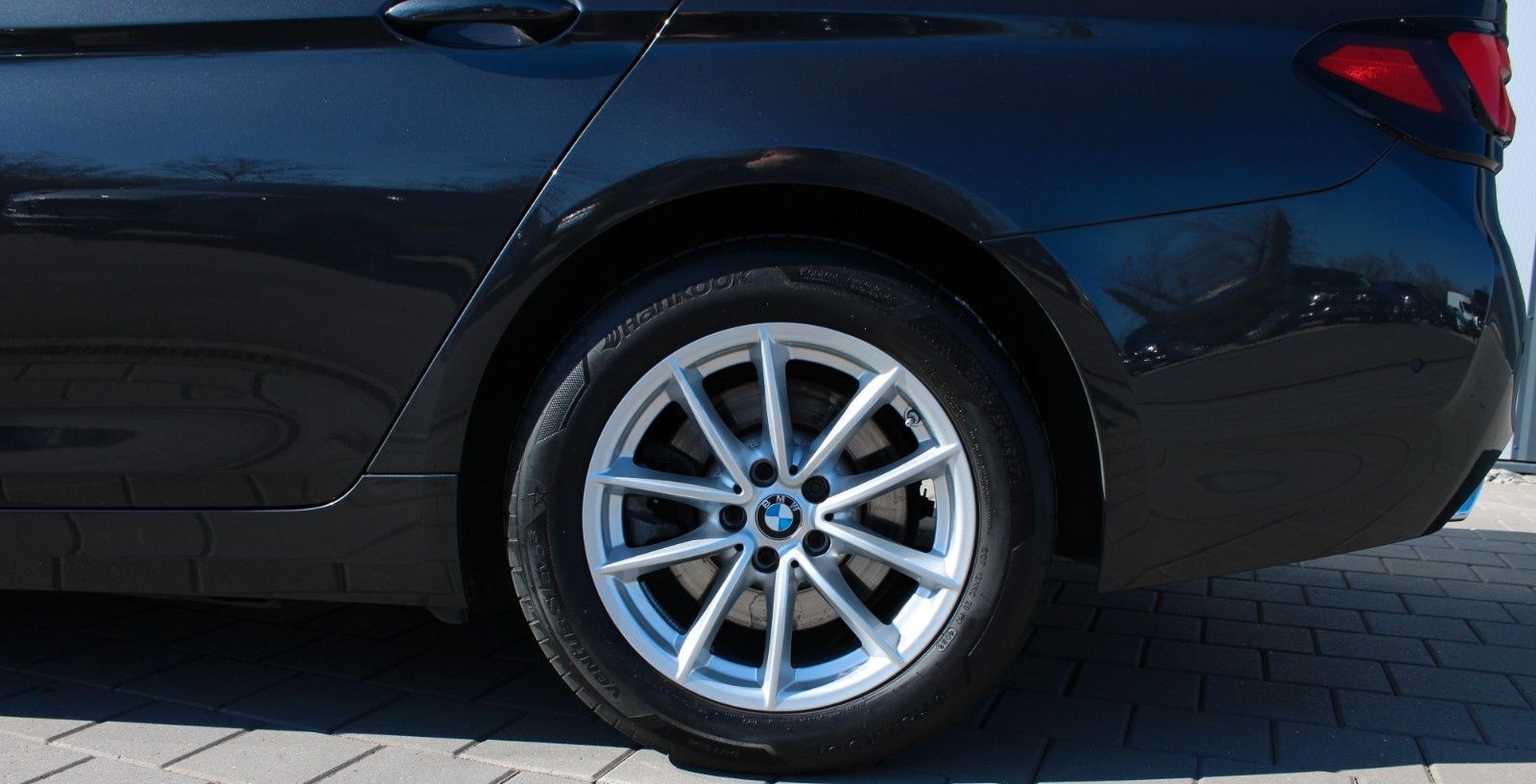 BMW 520d xDrive Touring AUT LED AHK NAVI LEDER LIVE foto 12