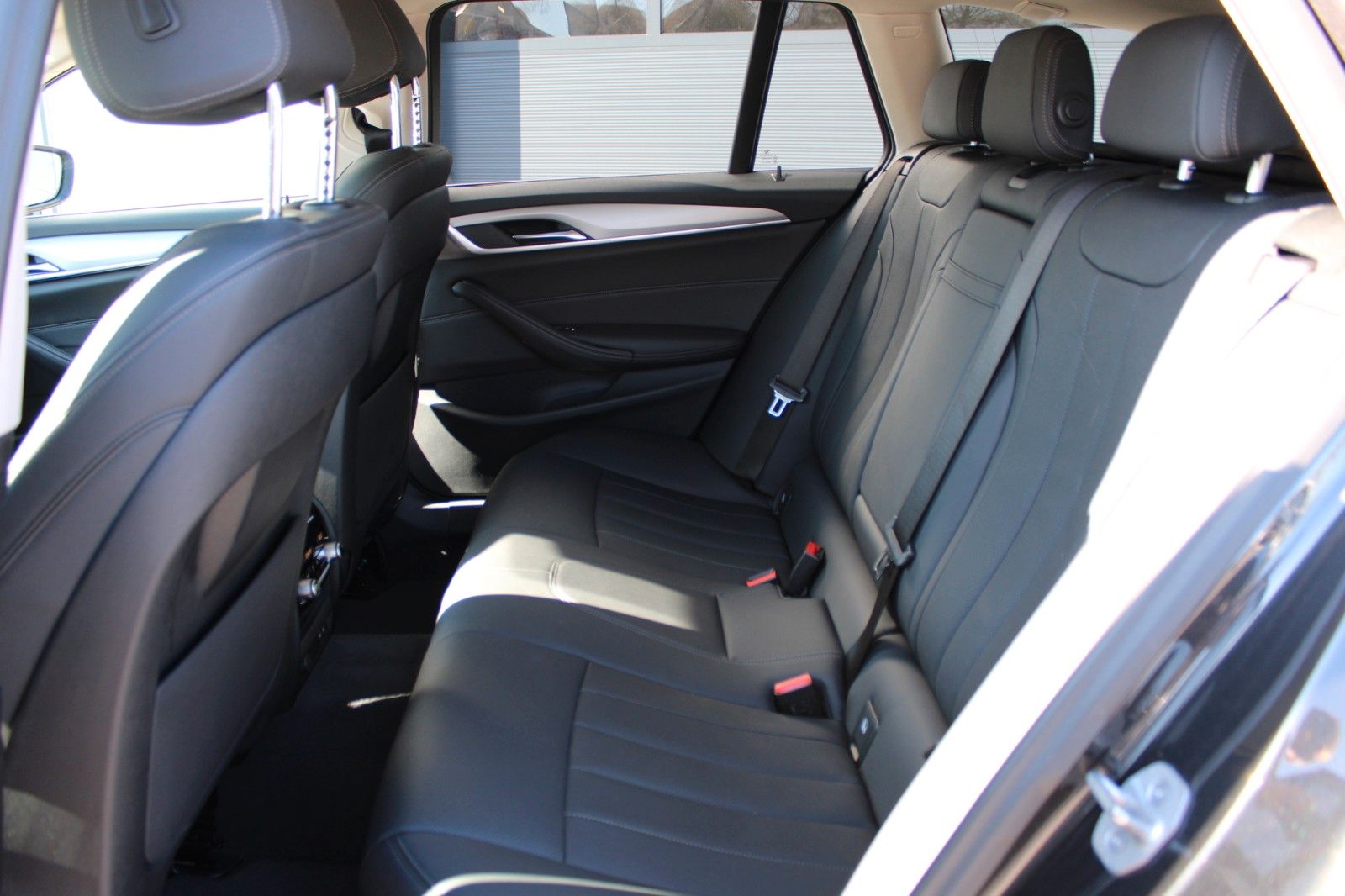 BMW 520d xDrive Touring AUT LED AHK NAVI LEDER LIVE foto 13