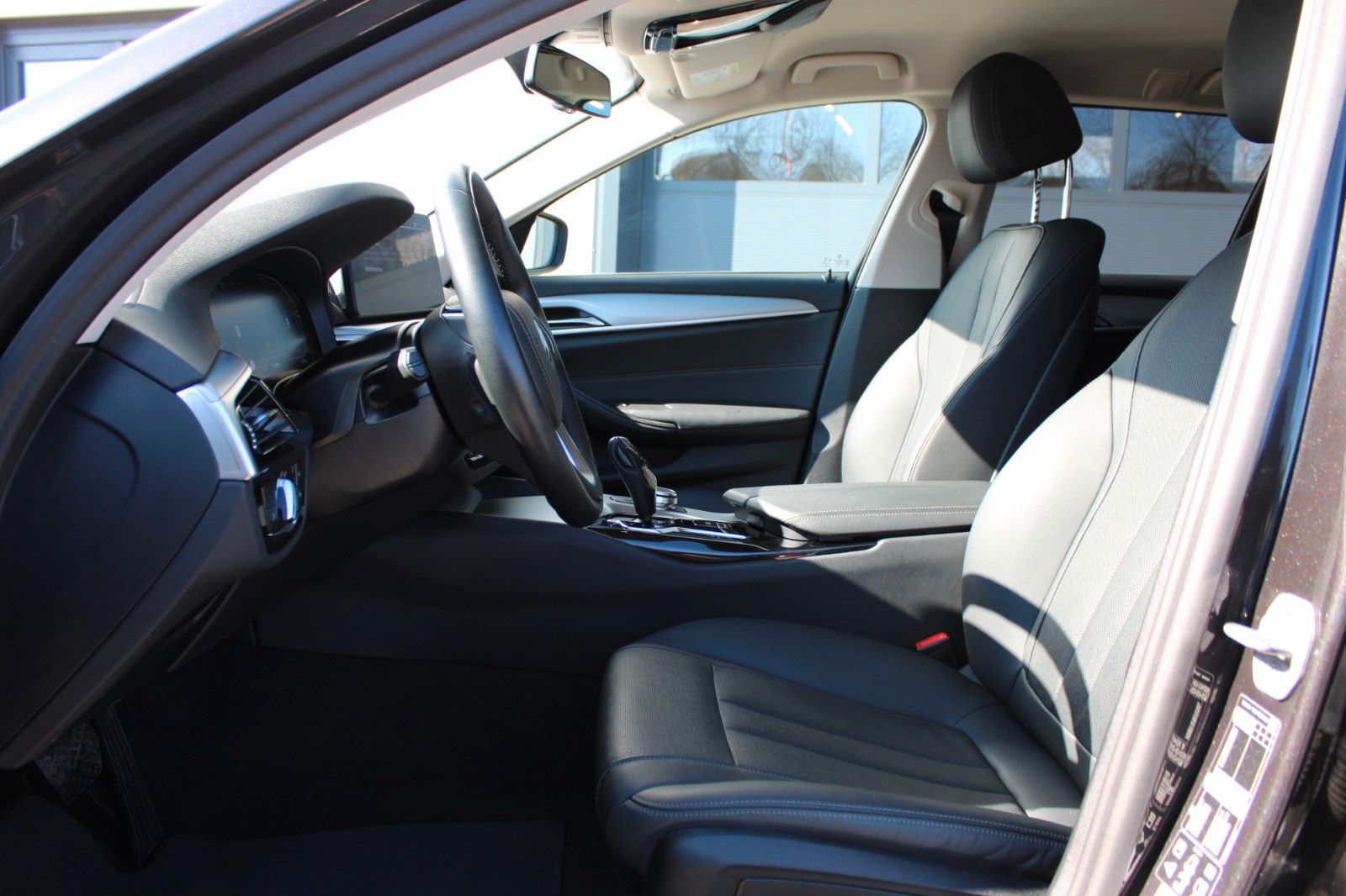 BMW 520d xDrive Touring AUT LED AHK NAVI LEDER LIVE foto 14