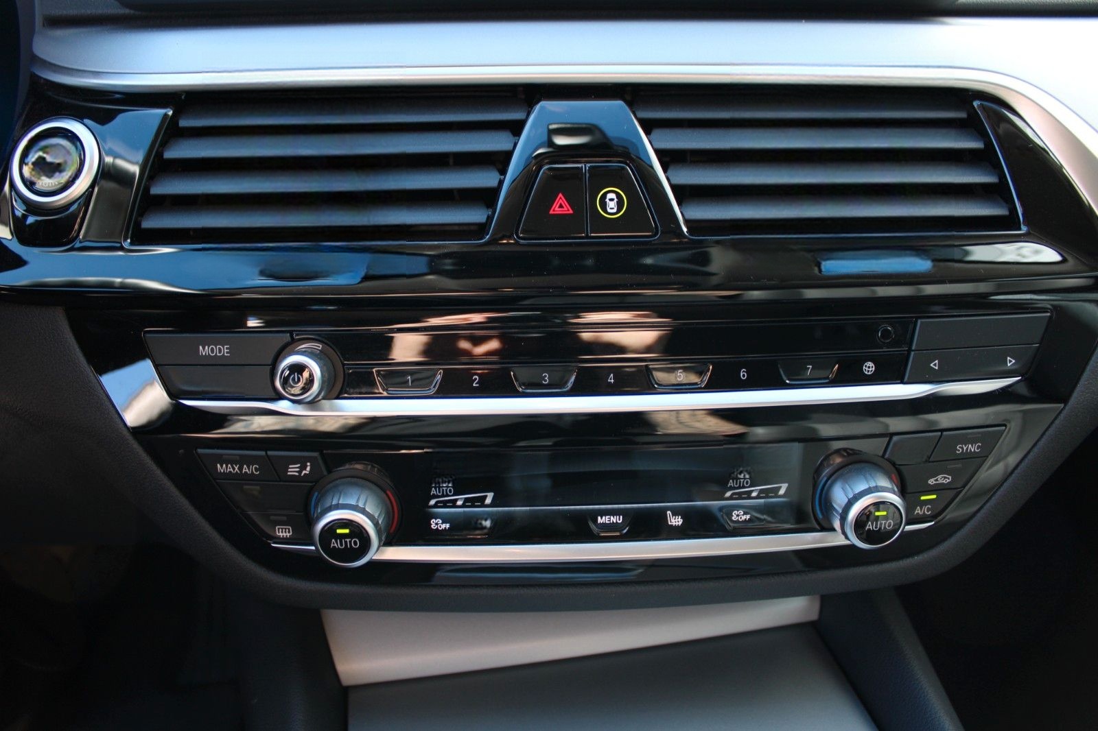 BMW 520d xDrive Touring AUT LED AHK NAVI LEDER LIVE foto 18