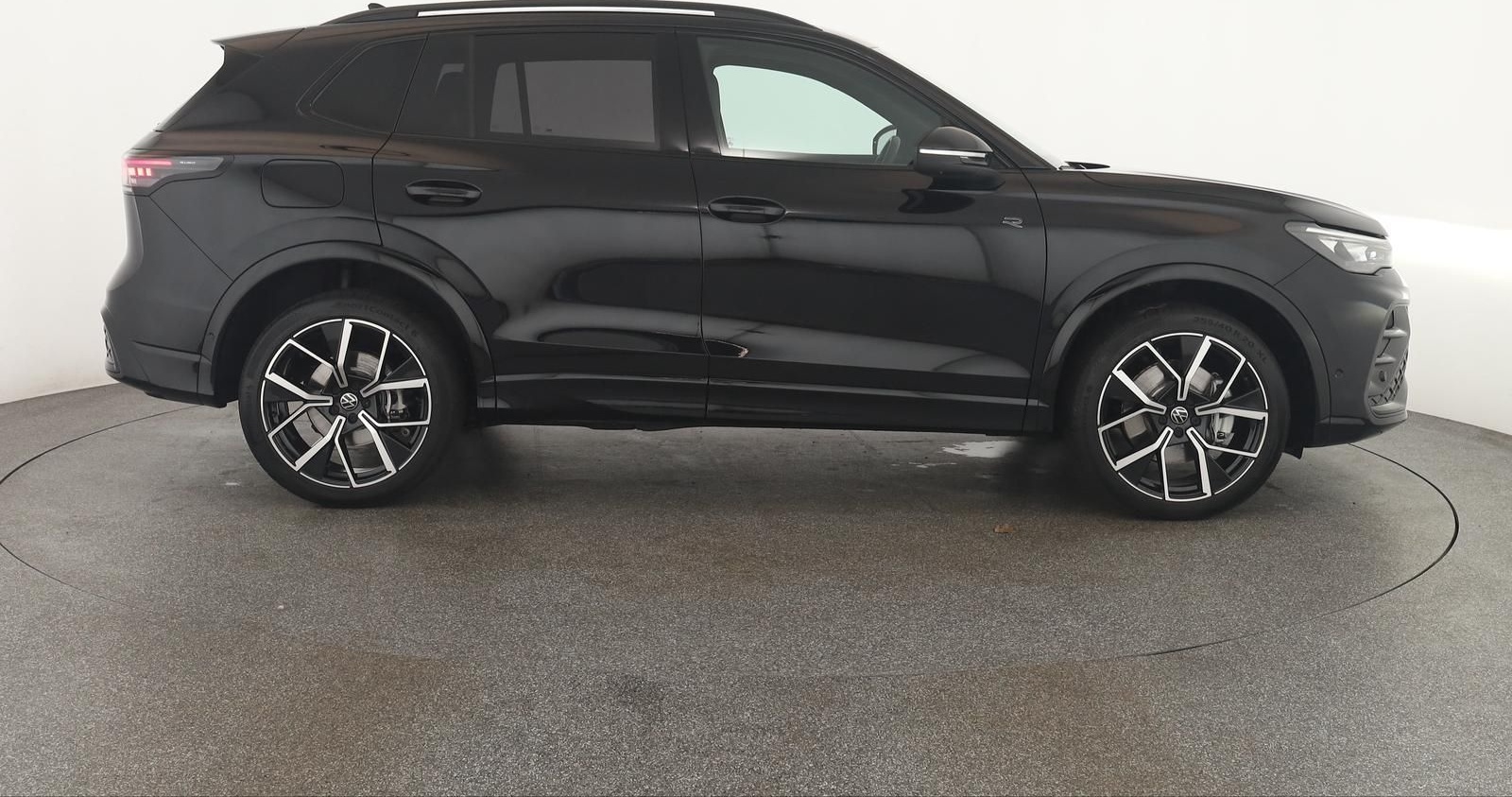 Volkswagen Tiguan 2.0 TSI DSG 4M R-Line IQ Pano Nav Key 360 foto 3