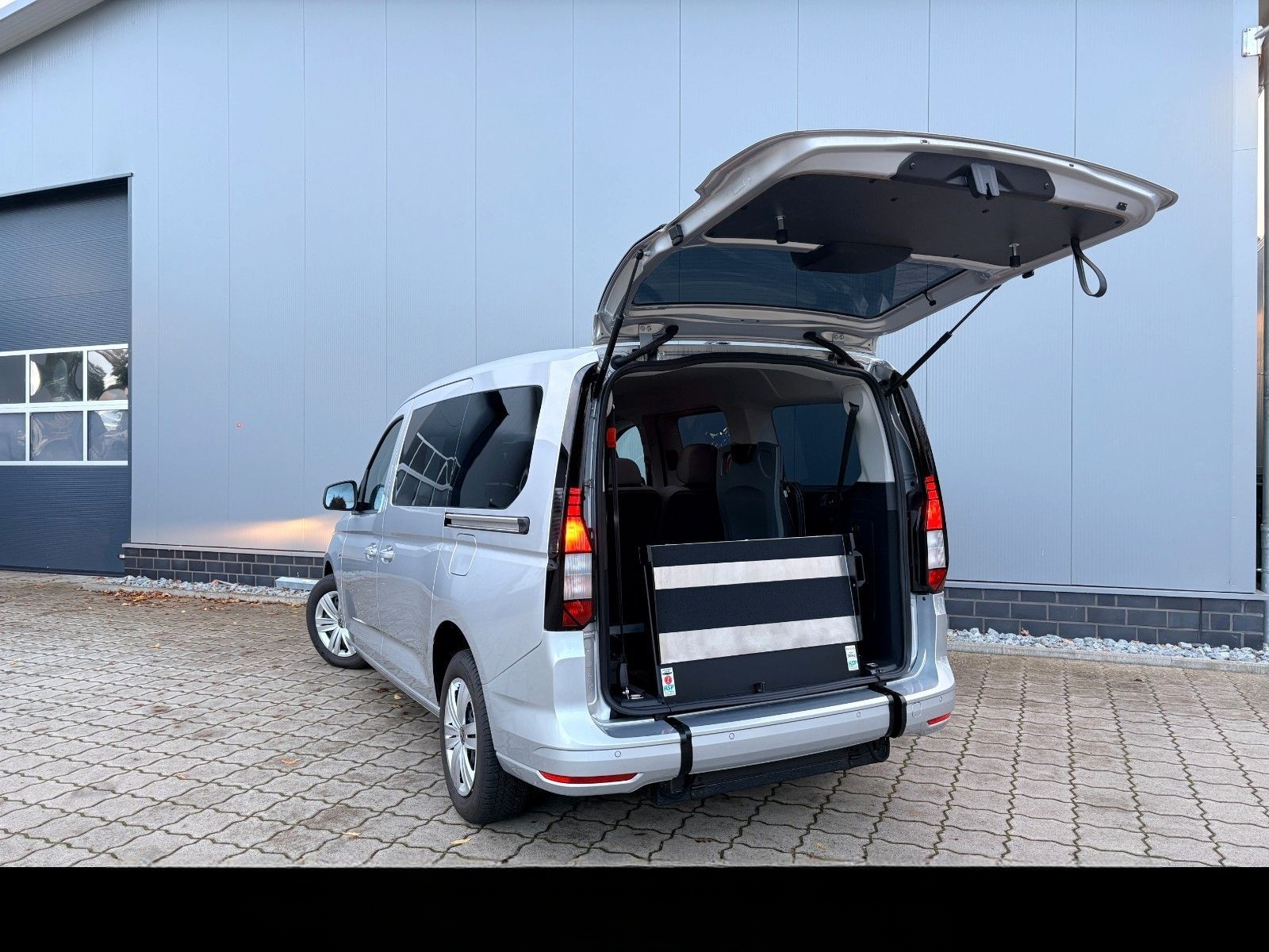Volkswagen Caddy Maxi DSG Rollstuhl Klappsitze Tragestuhl foto 2