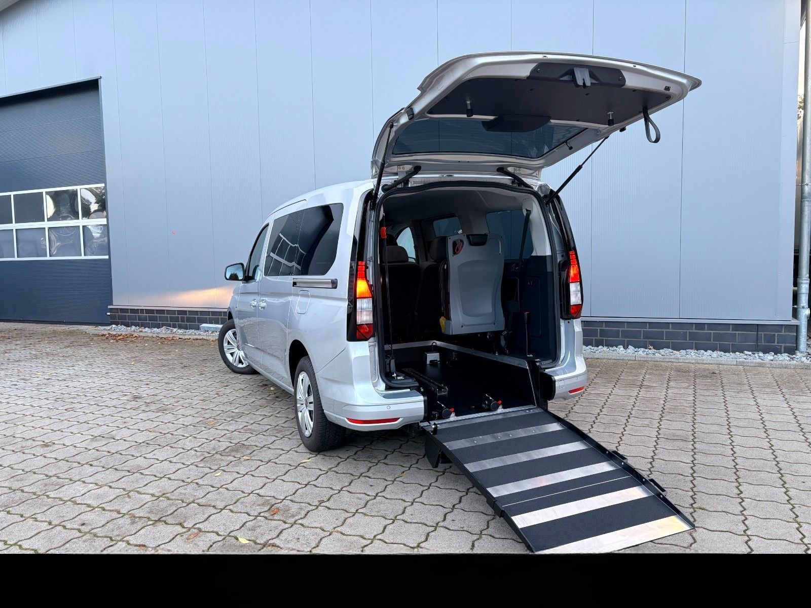 Volkswagen Caddy Maxi DSG Rollstuhl Klappsitze Tragestuhl foto 3