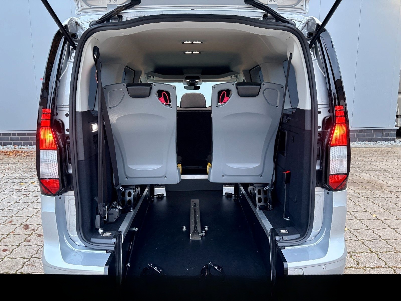Volkswagen Caddy Maxi DSG Rollstuhl Klappsitze Tragestuhl foto 4