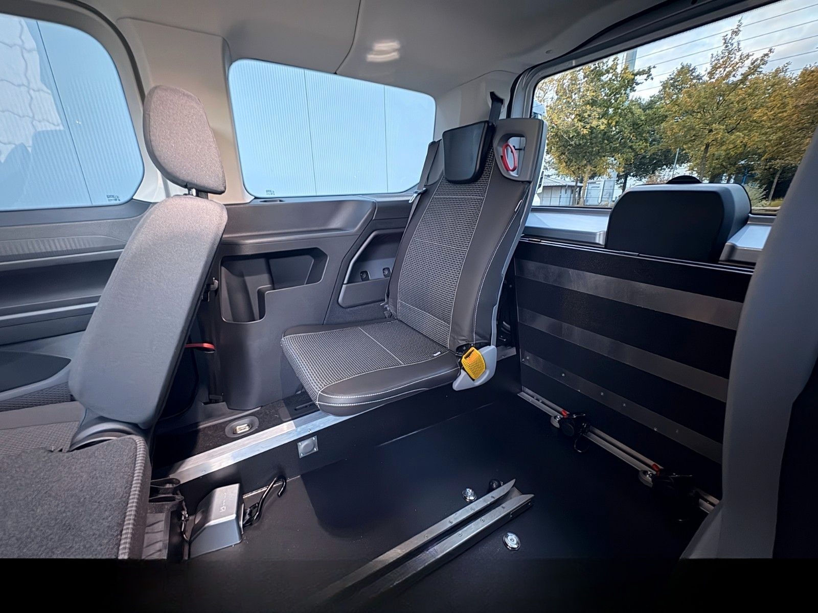 Volkswagen Caddy Maxi DSG Rollstuhl Klappsitze Tragestuhl foto 5