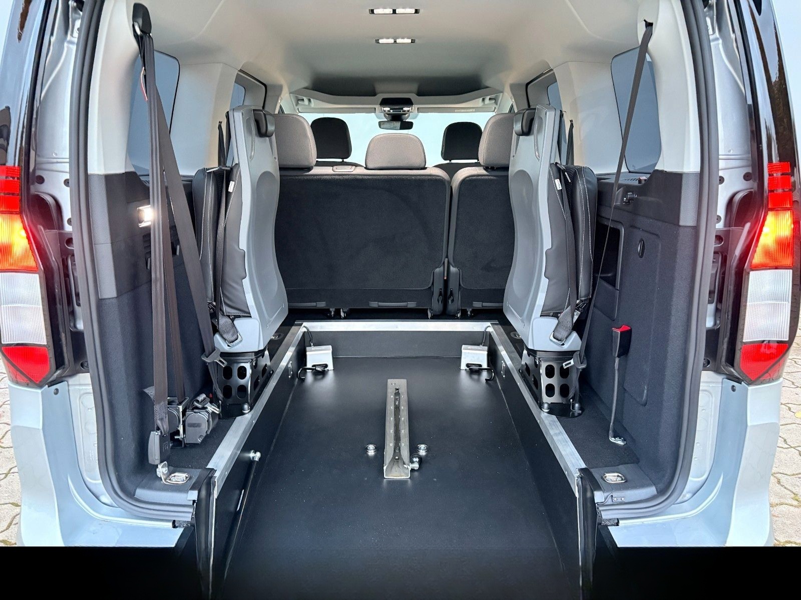 Volkswagen Caddy Maxi DSG Rollstuhl Klappsitze Tragestuhl foto 8