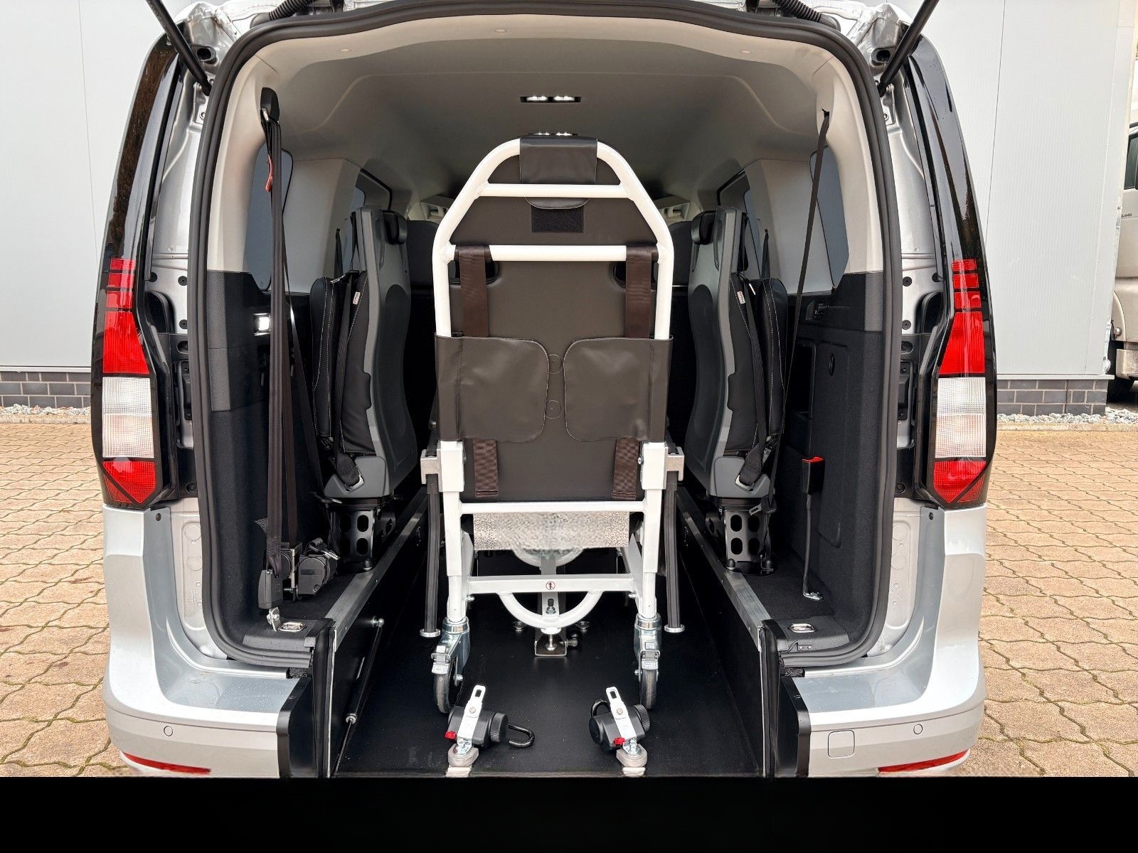 Volkswagen Caddy Maxi DSG Rollstuhl Klappsitze Tragestuhl foto 9