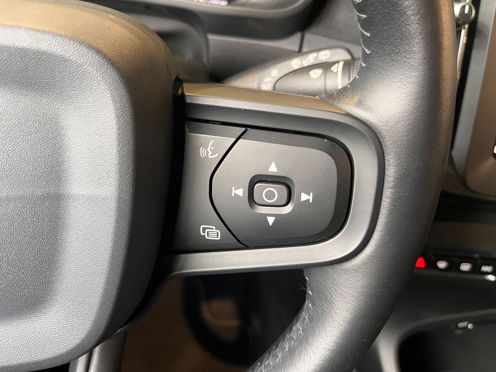 Volvo XC40 AWD AHK LED NAVI ALU foto 13