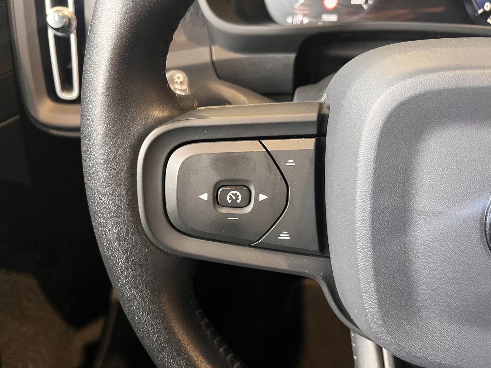 Volvo XC40 AWD AHK LED NAVI ALU foto 14