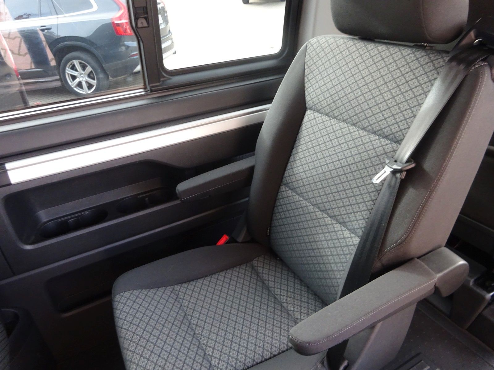Volkswagen T6.1 Multivan 150PS DSG KR Navi Tempomat 7-Sitze foto 12