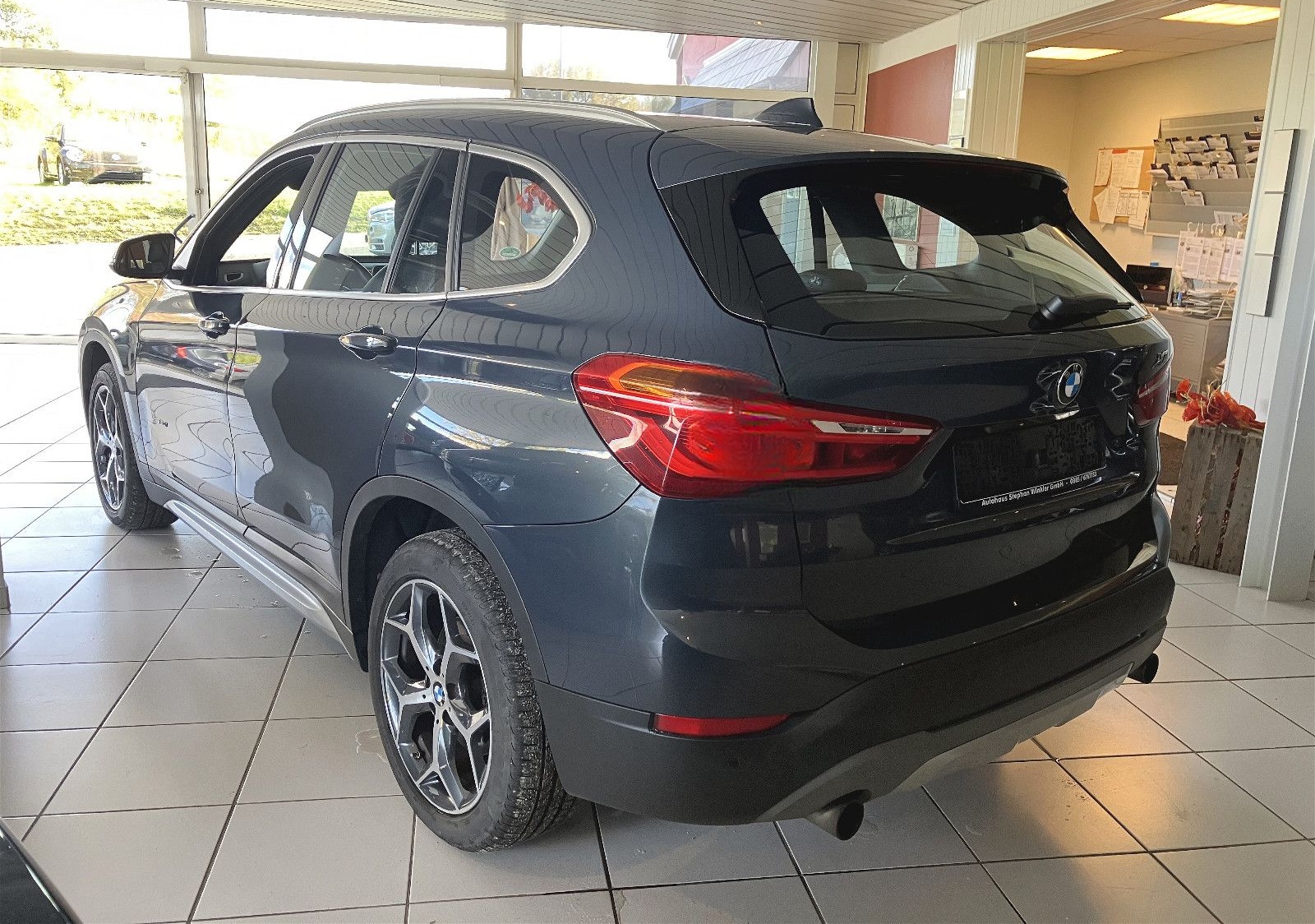 BMW X1 2.0ix/x-Line/1.Hd/Garantie/LED/AHK/Navi/Leder foto 2