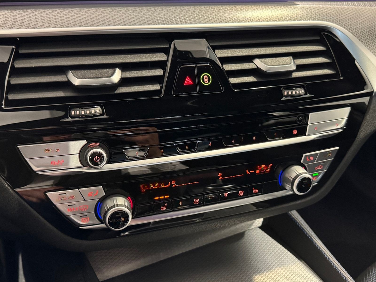 BMW 530i Lim. xDr.*M SPORT*LED-ACC-H&K-HUD-R.KAM-AHK foto 32