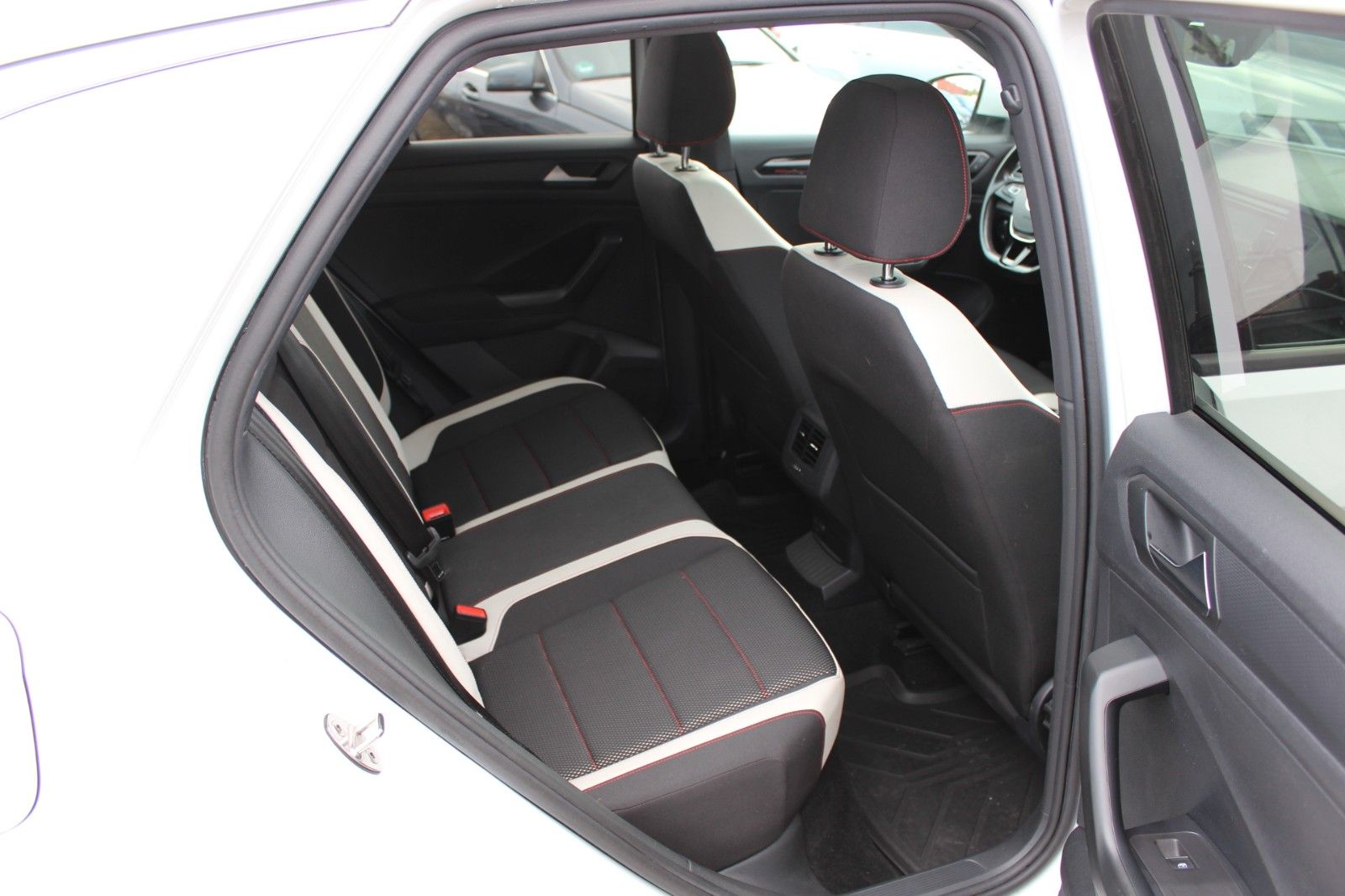 Volkswagen T-Roc Sport PDC AHK Klimaau. foto 7