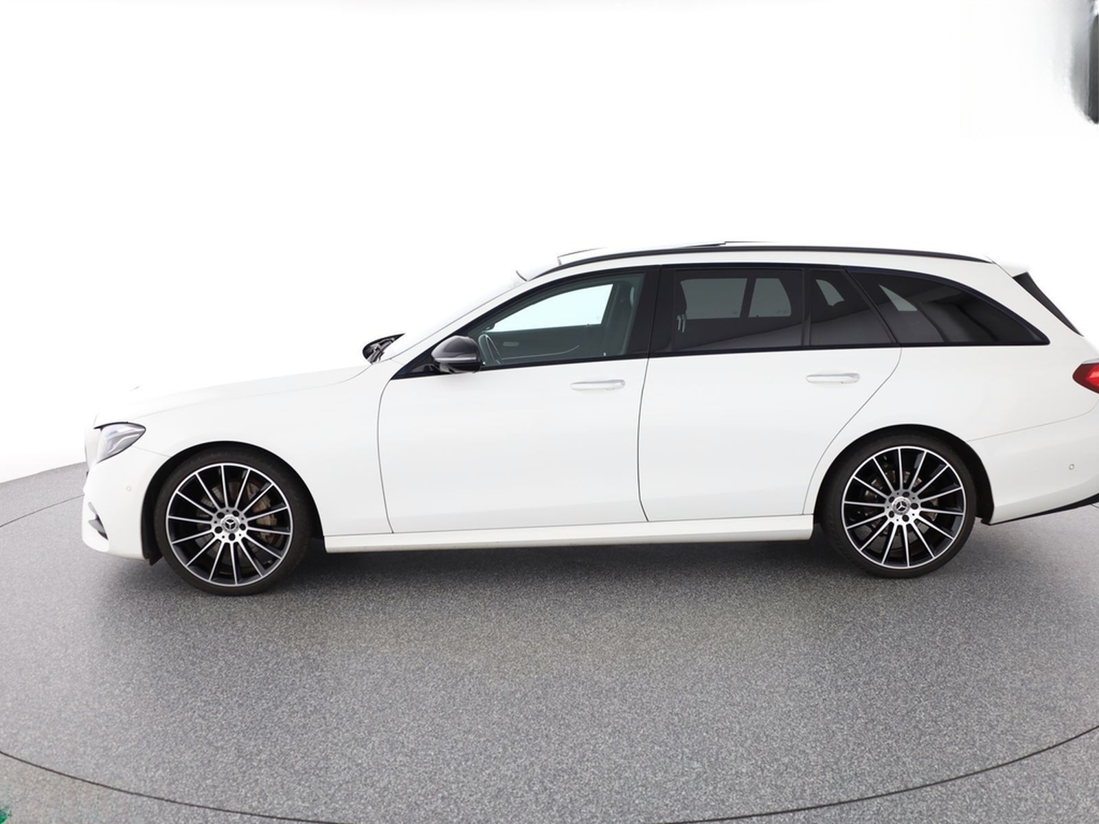 Mercedes-Benz E 250 T AMG NIGHT MULTIBEAM,360GRAD,KEYLESS,PANO foto 2
