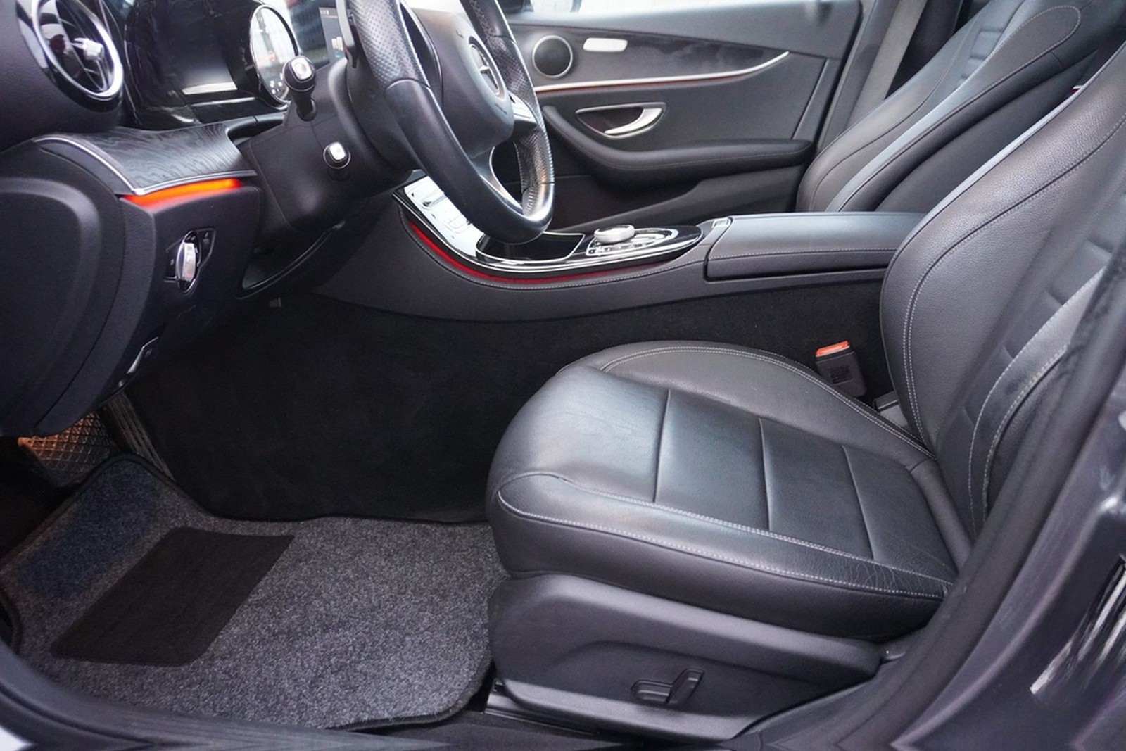 Mercedes-Benz E300 9G-Tronic 360° AHK Panorama PDC Keyless-Go foto 11