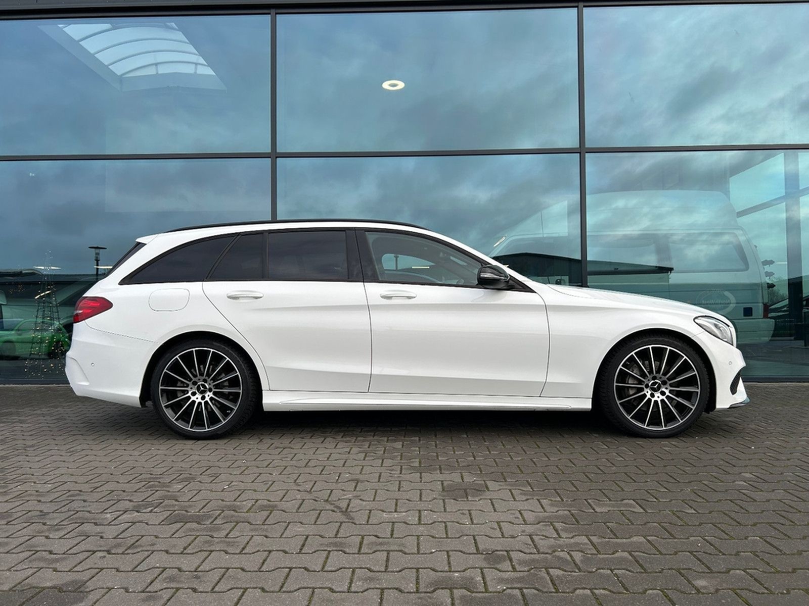 Mercedes-Benz C200 T AMG-Line Night LED Kamera Burmester 19" foto 32
