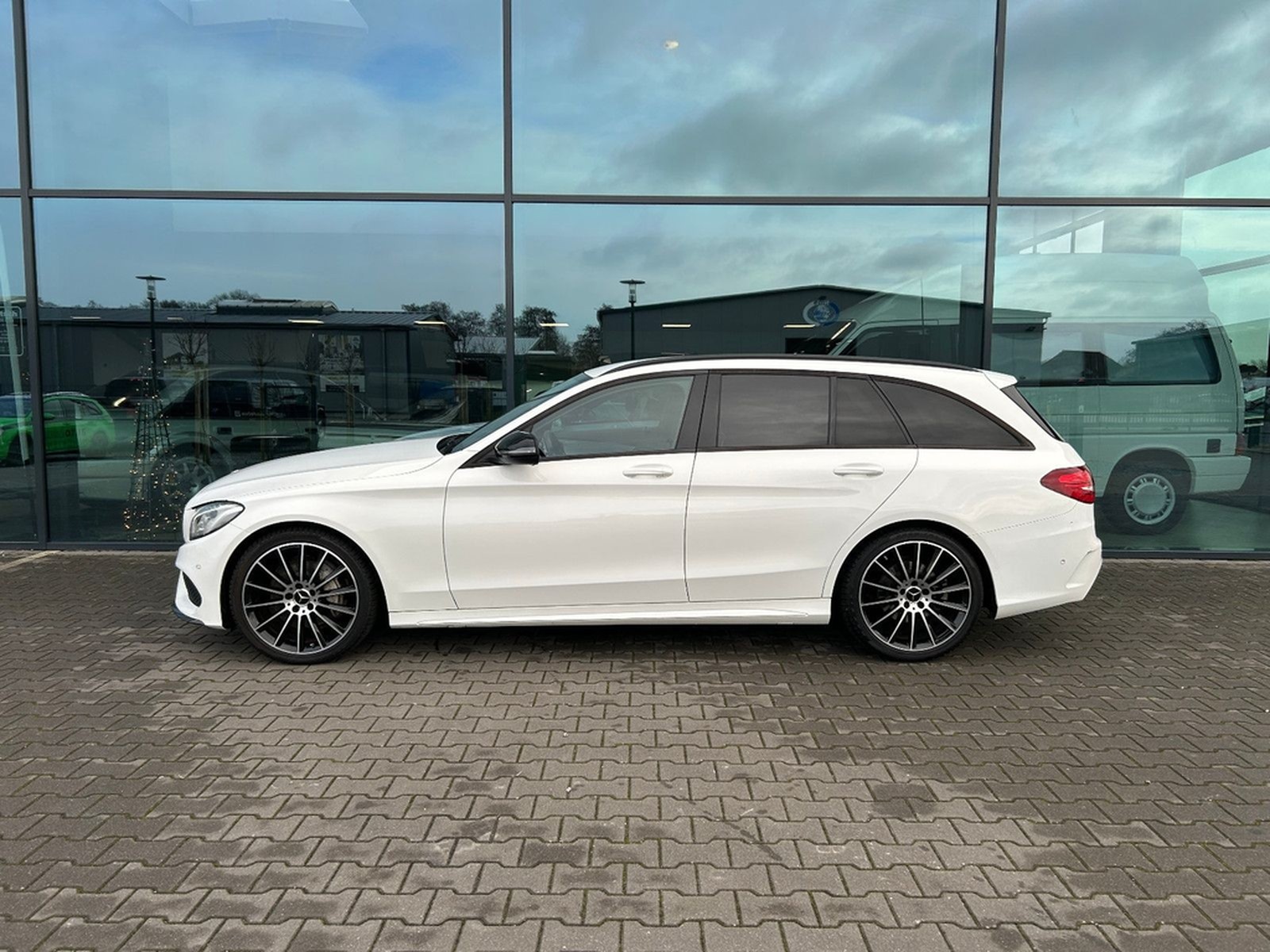 Mercedes-Benz C200 T AMG-Line Night LED Kamera Burmester 19" foto 5