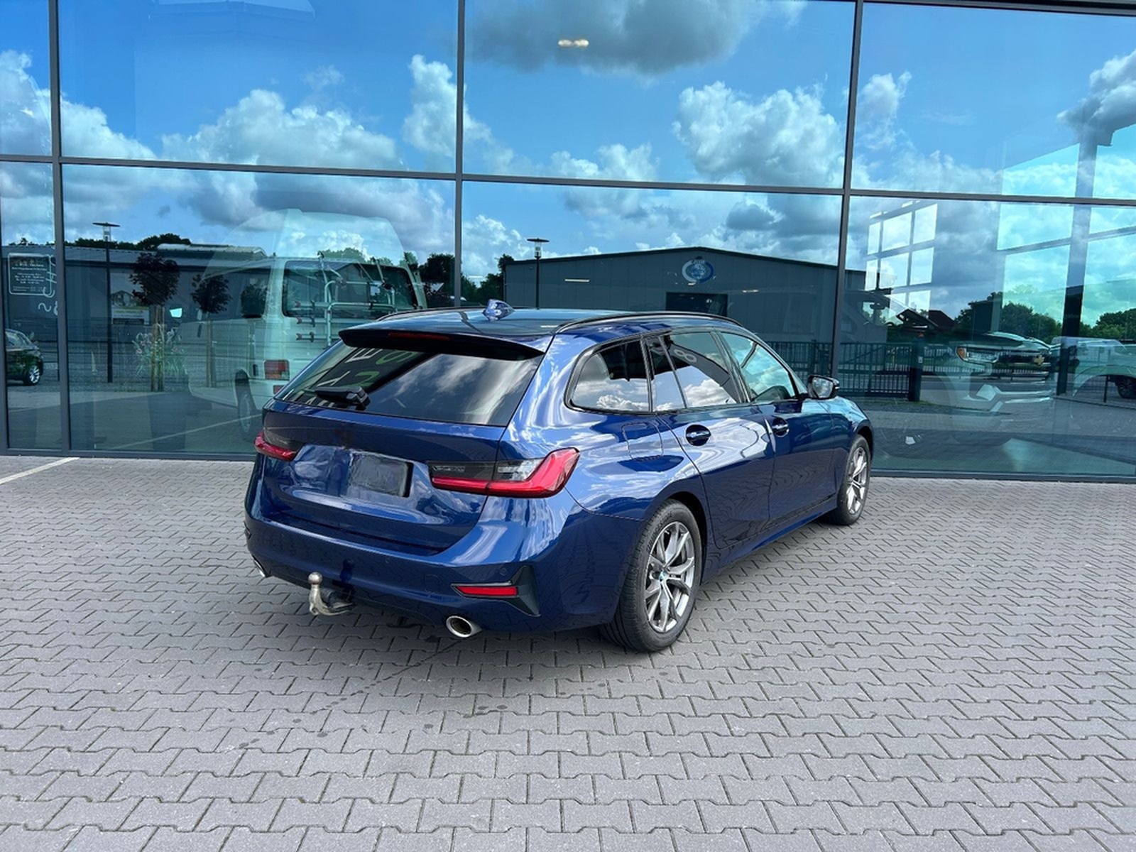 BMW 320d SportLine Autom. LED AHK Navi HUD Pano 17" foto 2