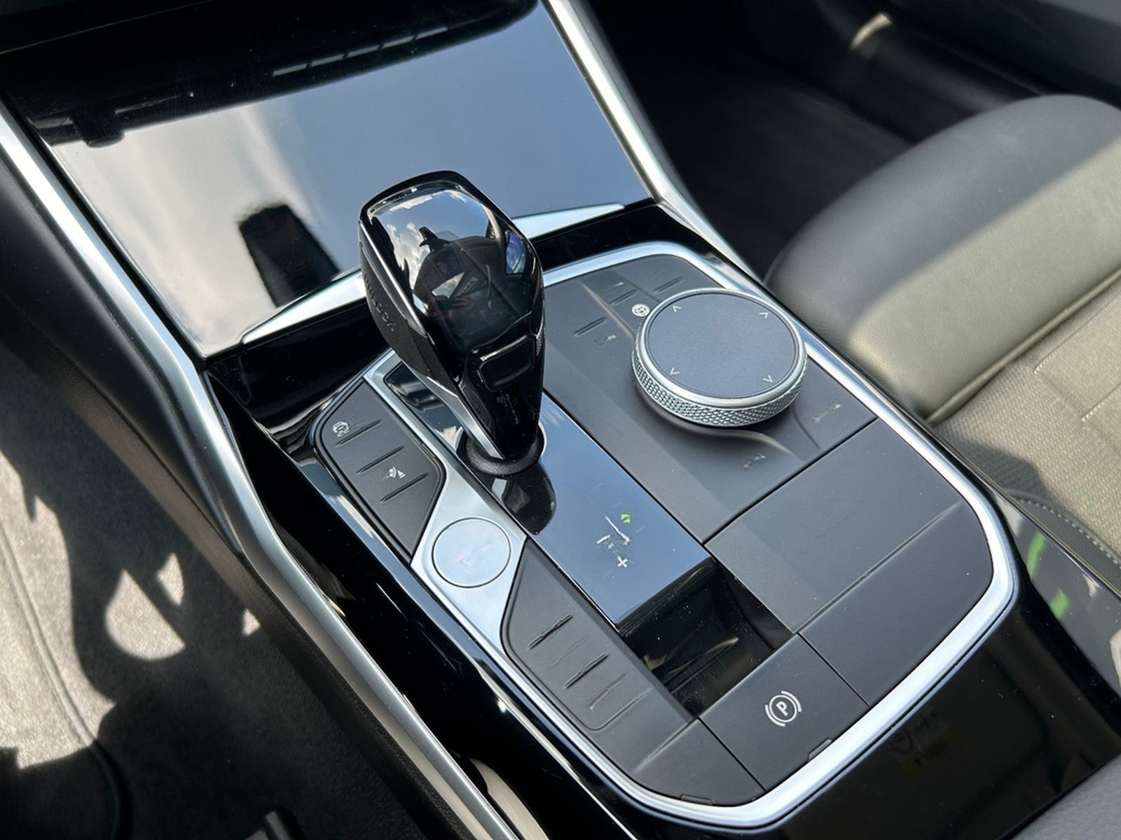 BMW 320d SportLine Autom. LED AHK Navi HUD Pano 17" foto 17