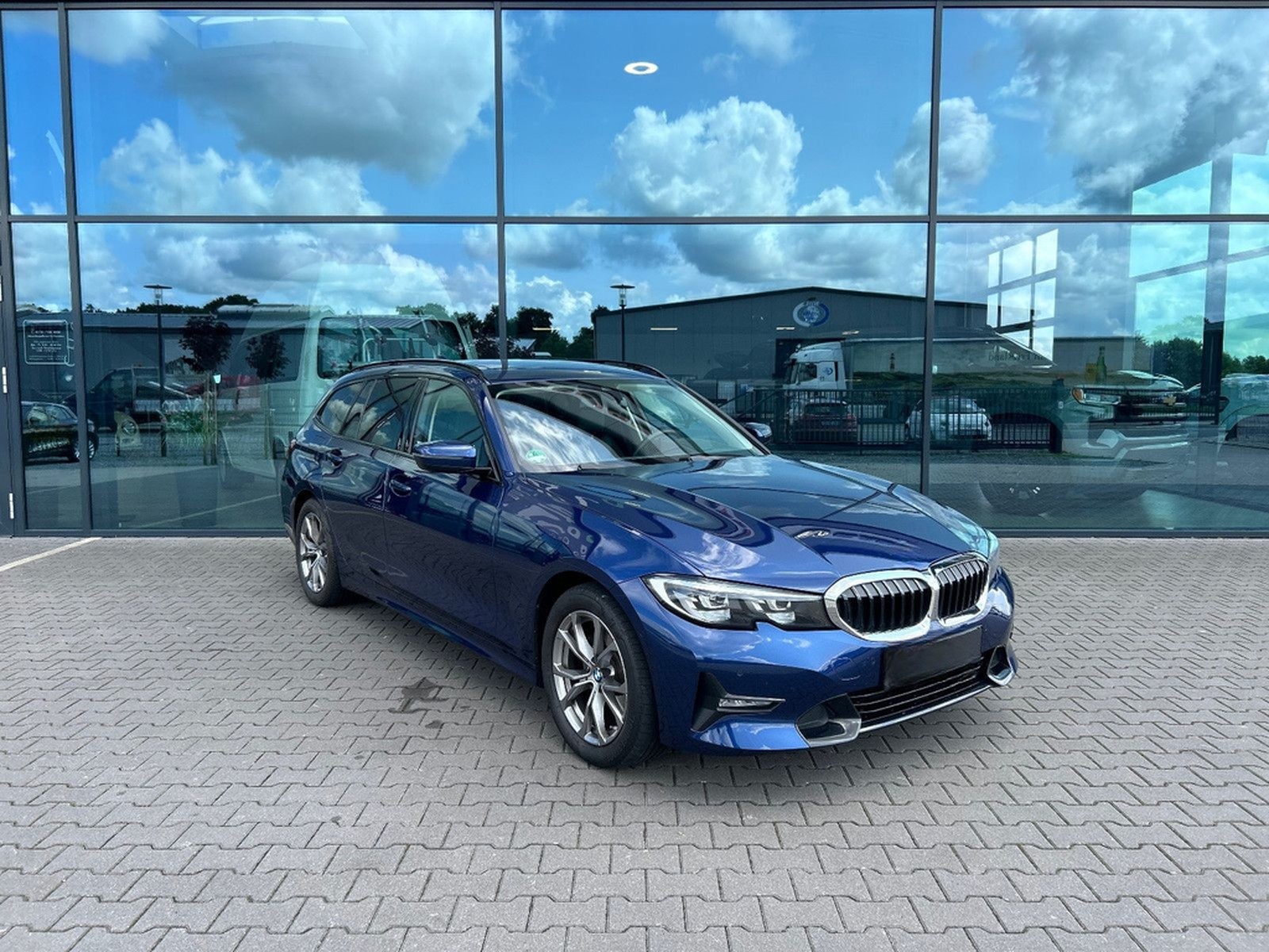 BMW 320d SportLine Autom. LED AHK Navi HUD Pano 17" foto 3