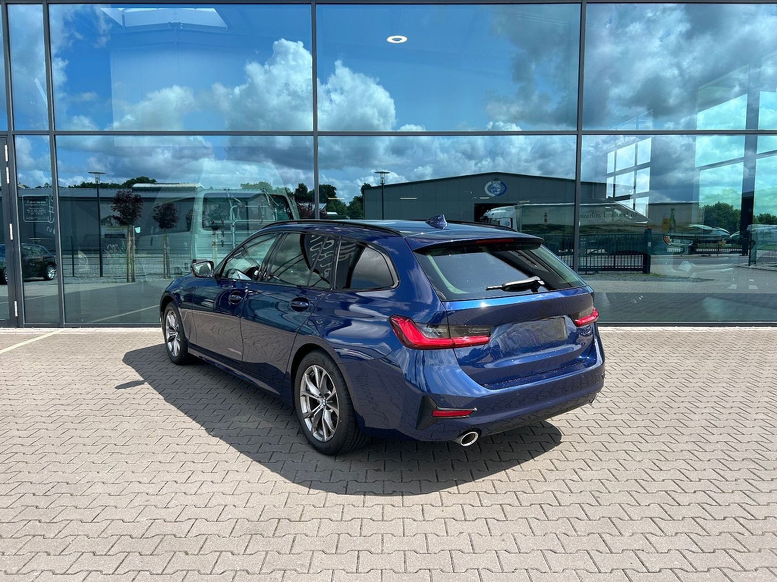 BMW 320d SportLine Autom. LED AHK Navi HUD Pano 17" foto 4