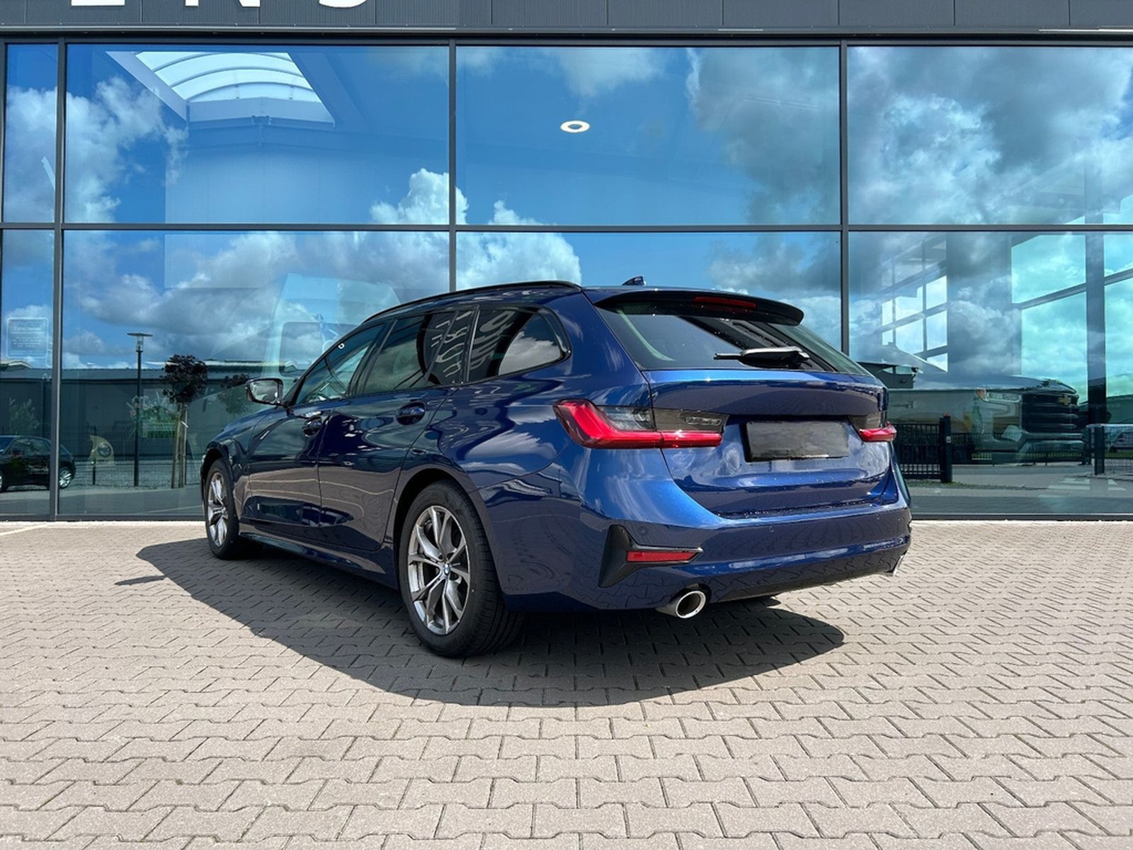 BMW 320d SportLine Autom. LED AHK Navi HUD Pano 17" foto 36