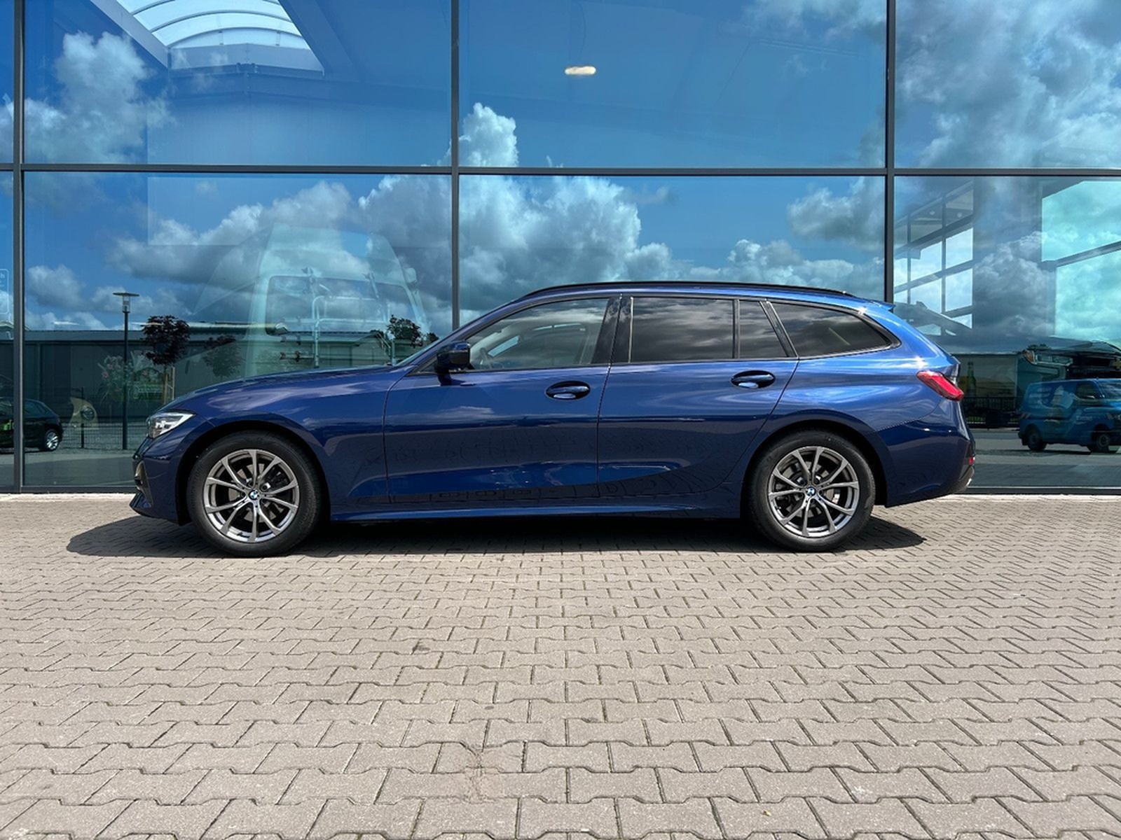 BMW 320d SportLine Autom. LED AHK Navi HUD Pano 17" foto 37