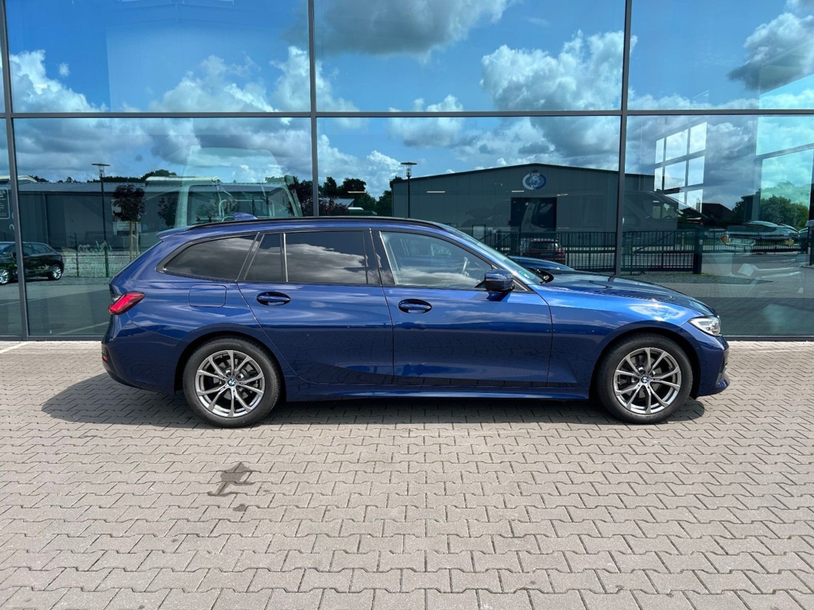 BMW 320d SportLine Autom. LED AHK Navi HUD Pano 17" foto 38