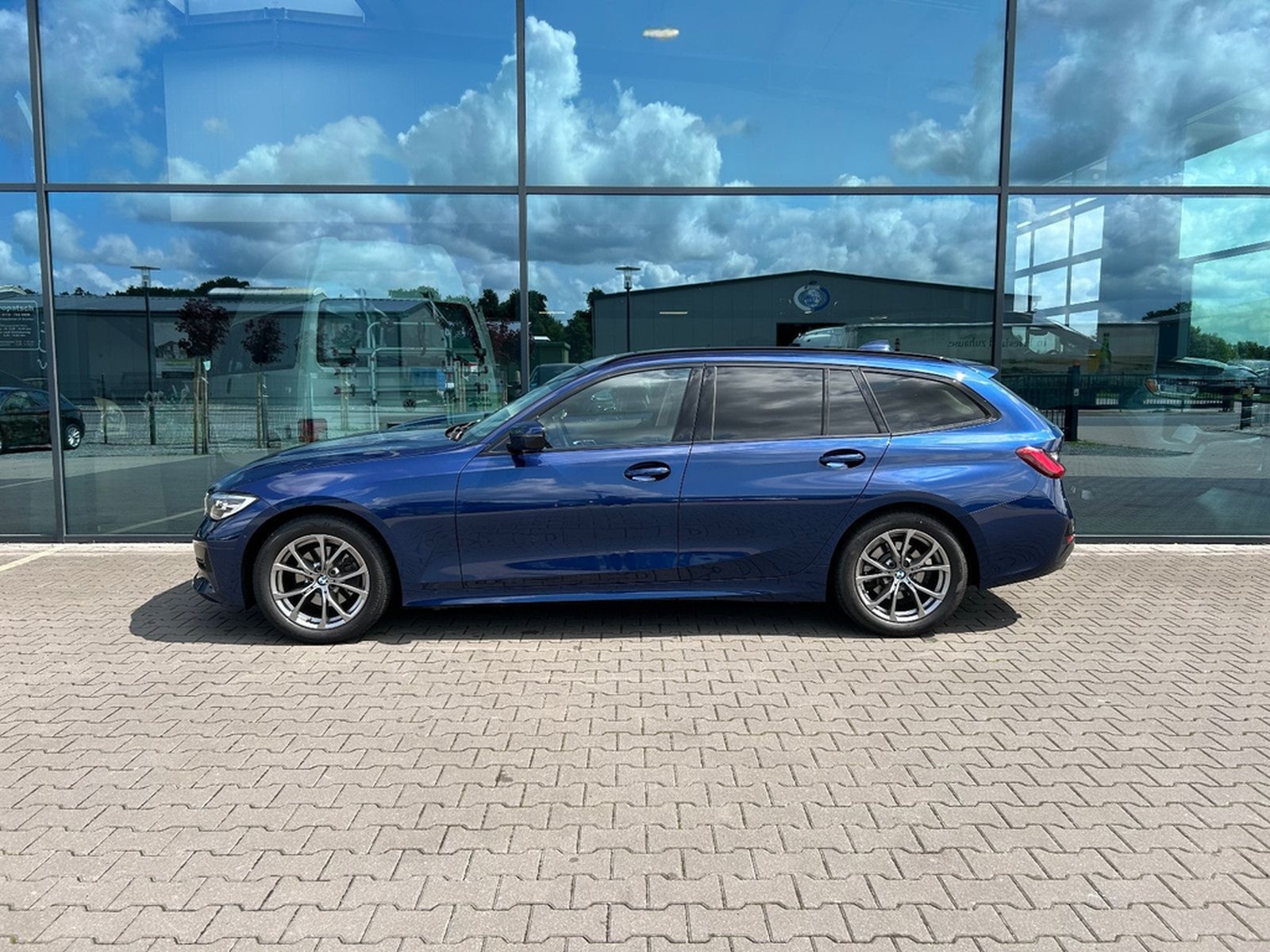 BMW 320d SportLine Autom. LED AHK Navi HUD Pano 17" foto 5