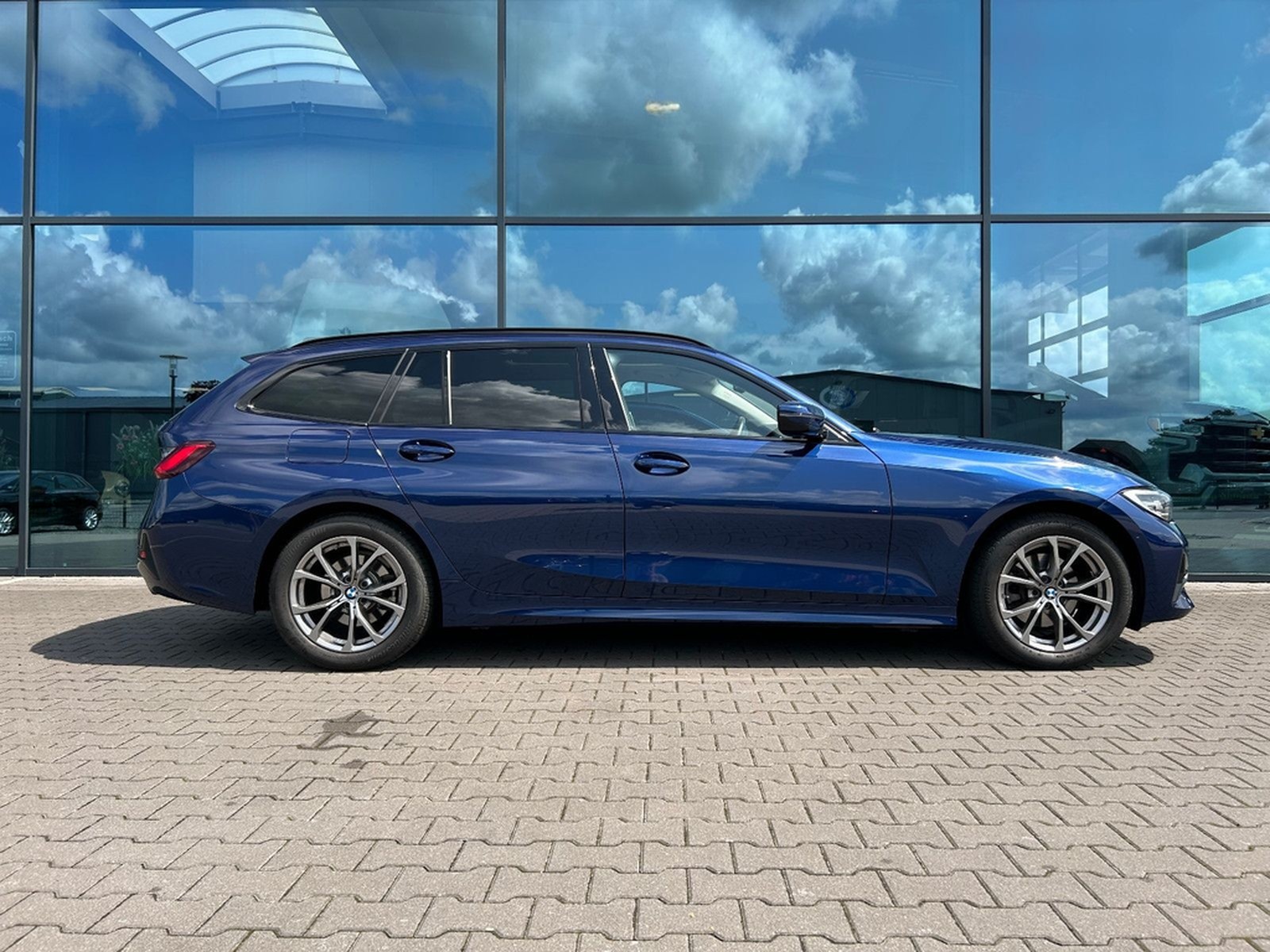 BMW 320d SportLine Autom. LED AHK Navi HUD Pano 17" foto 6