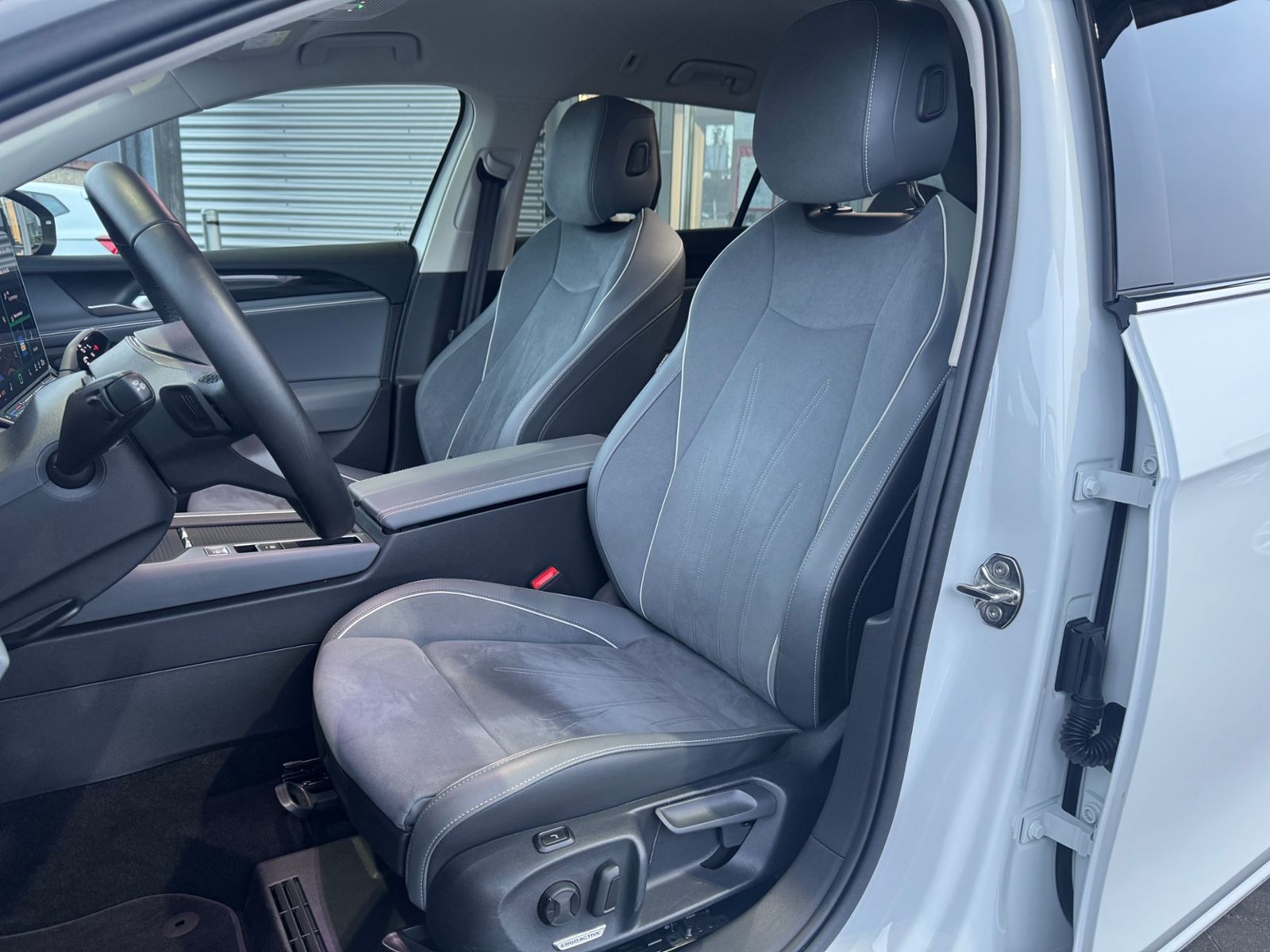 Volkswagen Passat Variant 1.5 eTSI DSG Business AHK/AREA/IQ foto 13