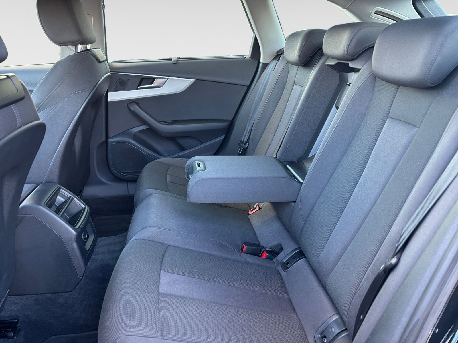 Audi A4 Avant 35 2.0 TDI S-tronic Navi LED ACC foto 9