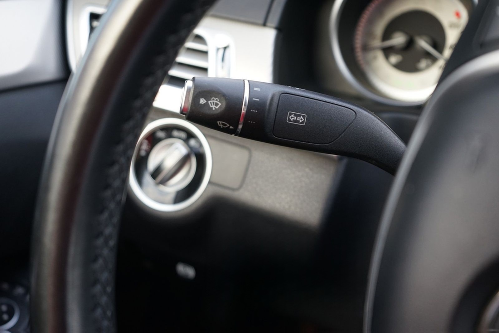 Mercedes-Benz E200 Avantgarde LED Navi Sitzheizung 360° foto 24