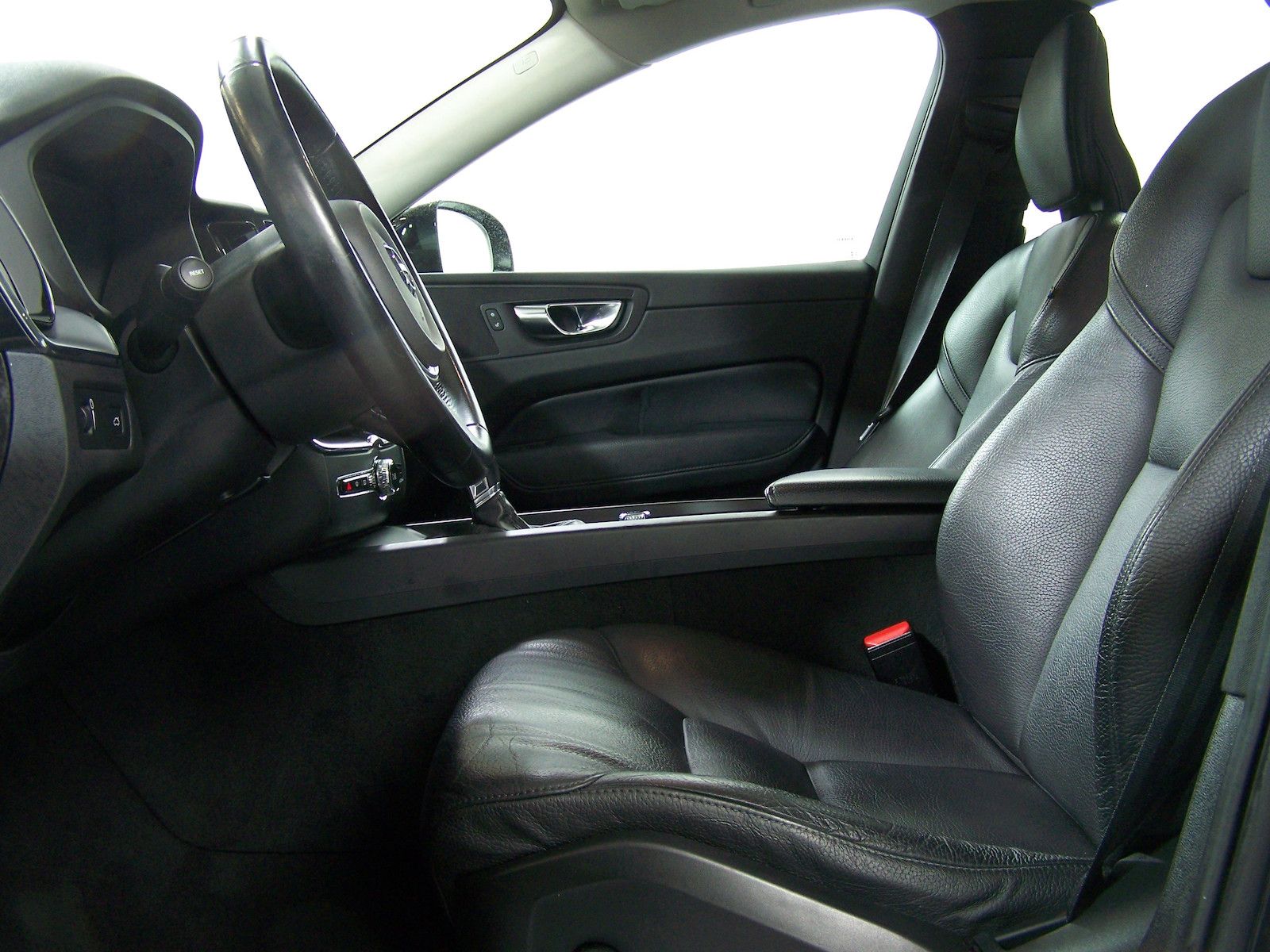 Volvo XC60 D4 Momentum AUTOM LEDER+NAVI+LED+KAM+VRT foto 6