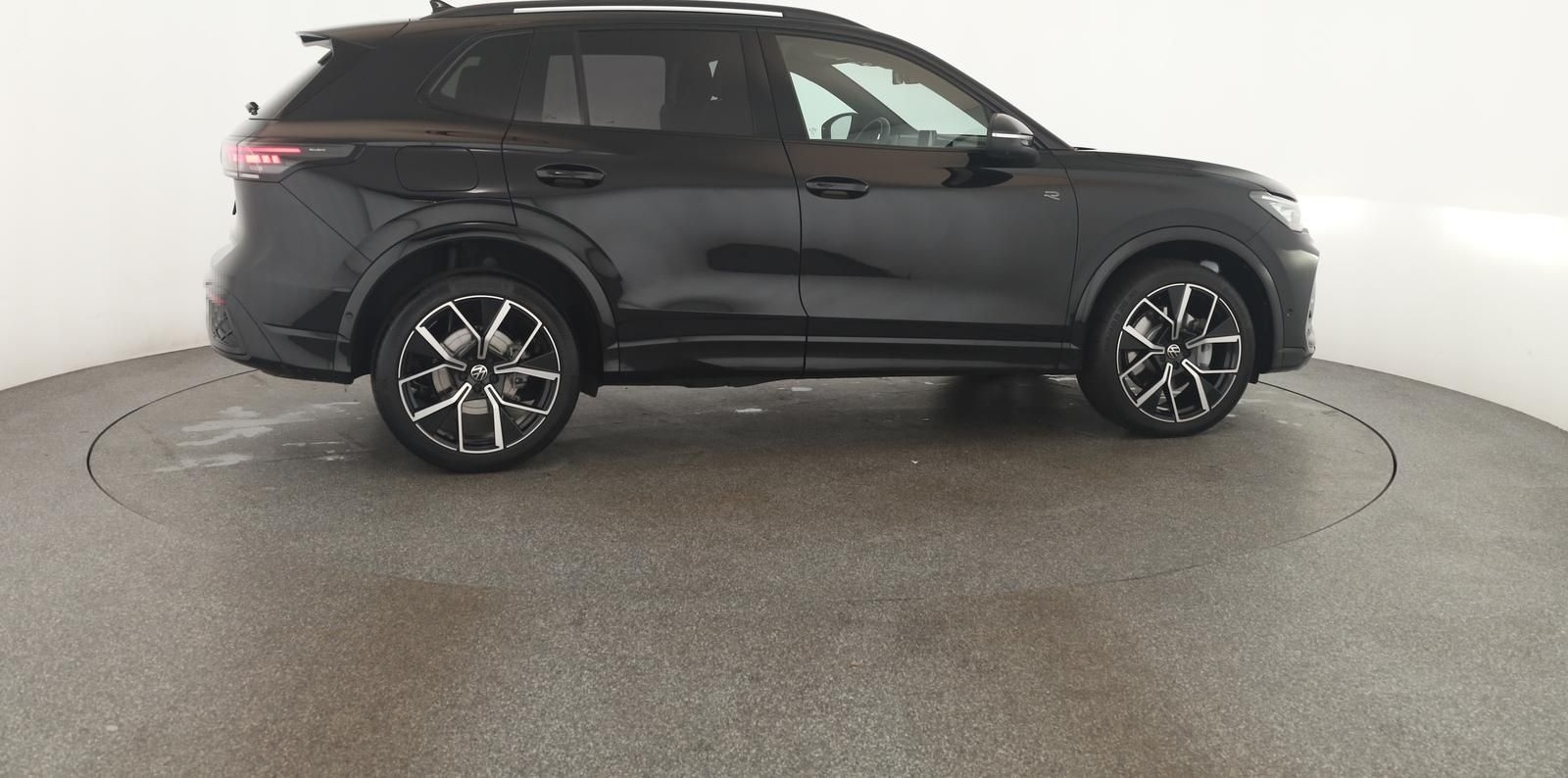 Volkswagen Tiguan 2.0 TSI DSG 4M R-Line IQ Pano Nav Key 360 foto 25