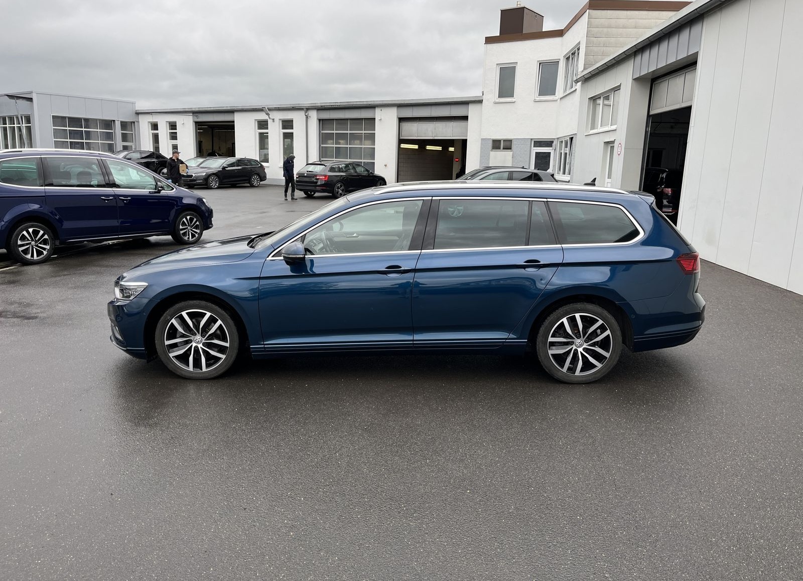 Volkswagen Passat Variant 2.0 TDI DSG Business 172€ m.20% A foto 2