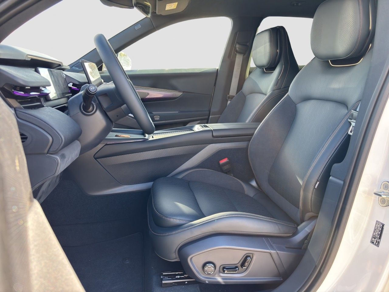 Lynk&Co 08 More Plug-In Hybrid / Pano / Matrix / 360Grad foto 13