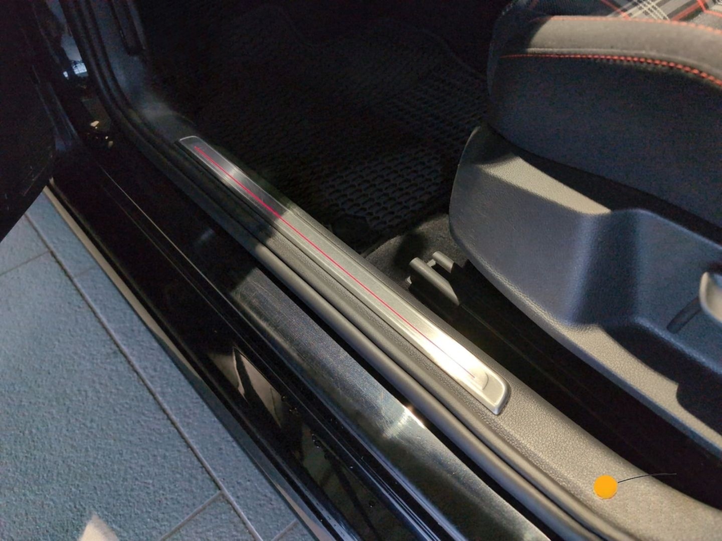 Volkswagen Golf GTI VII Performance 2,0 TSI DSG NAVI+R-FAHR foto 15