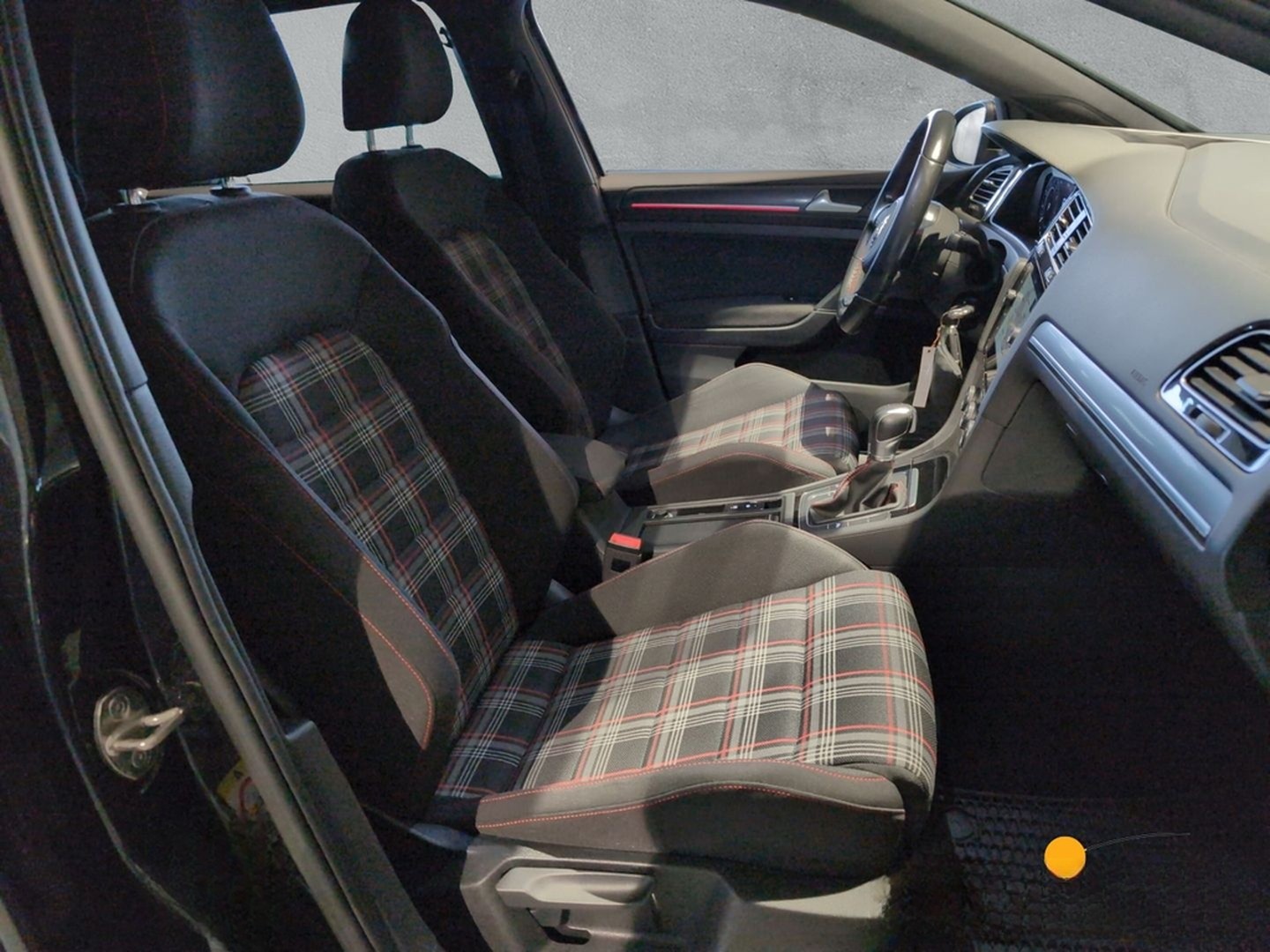 Volkswagen Golf GTI VII Performance 2,0 TSI DSG NAVI+R-FAHR foto 4