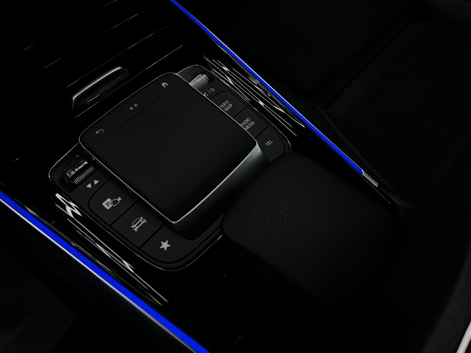 Mercedes-Benz GLB 200d 8G AMG-LINE DIST+TOTW AUGR+KAM SHZ AMBT foto 21