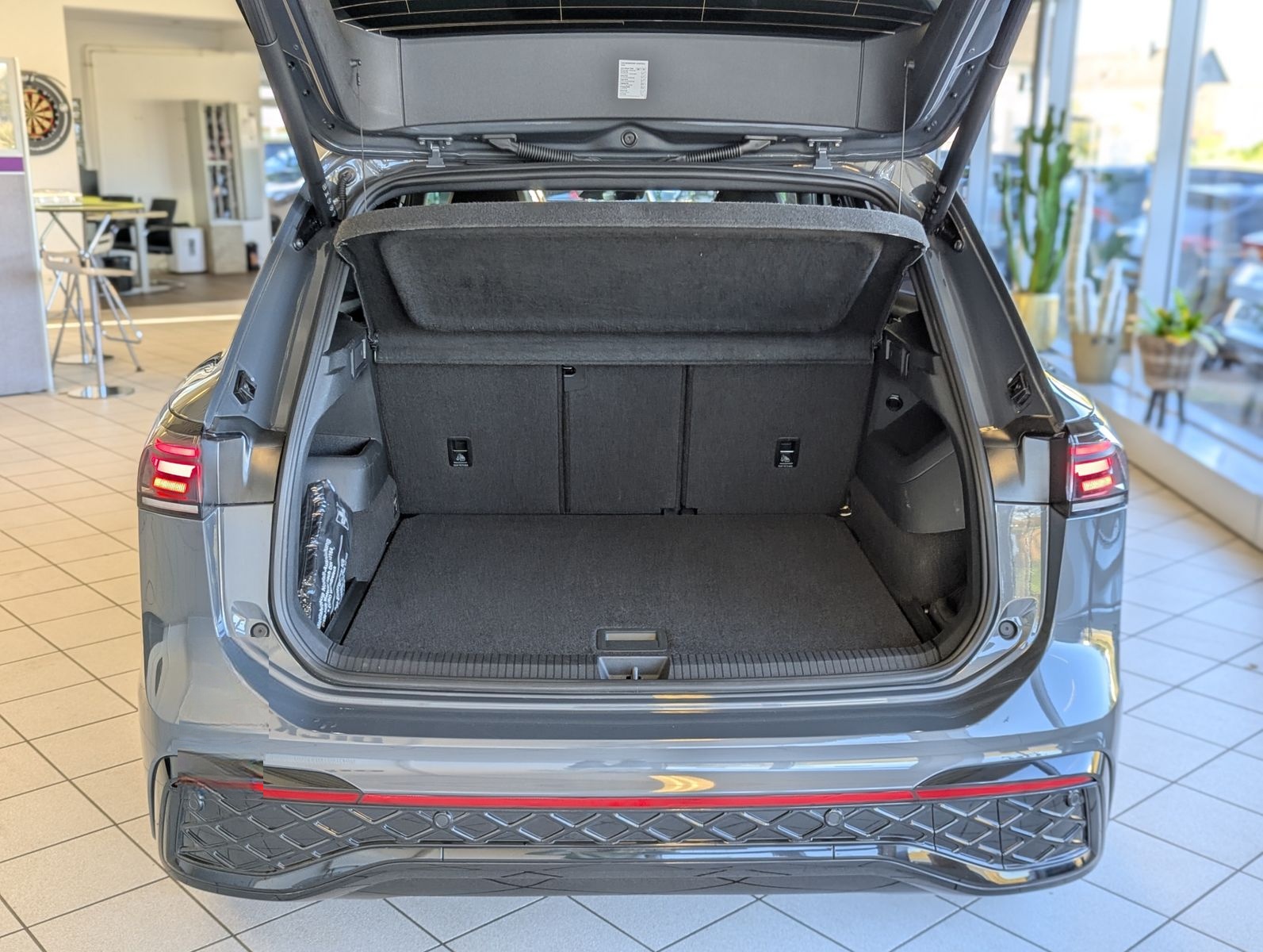 Volkswagen Tiguan 2.0TDI R-Line 4M Pano Black AHK Matrix 20 foto 17